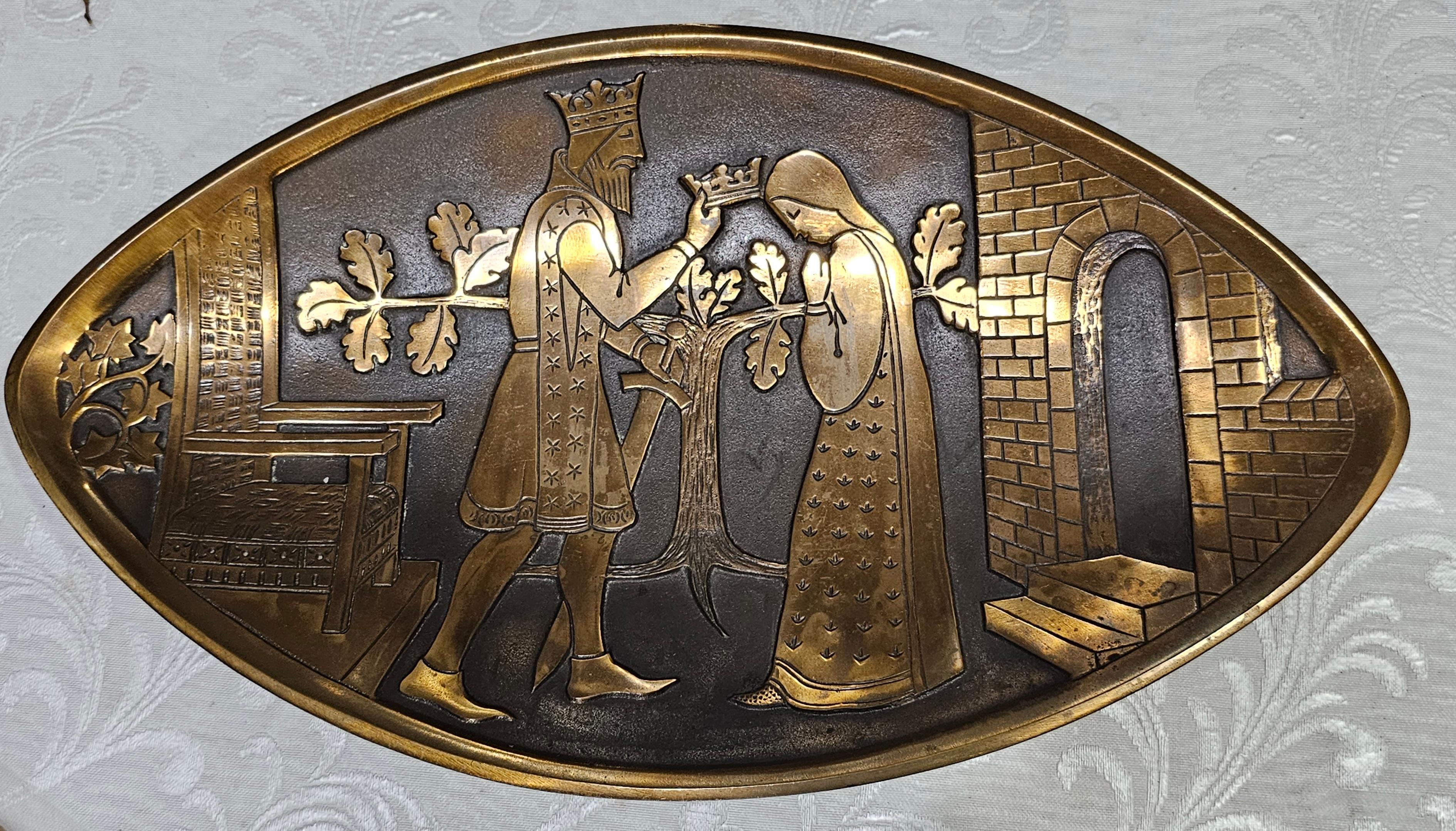 Plaque décorative danoise en bronze du milieu du siècle représentant un roi et une reine ou un plateau à bijoux Bon état - En vente à Germantown, MD