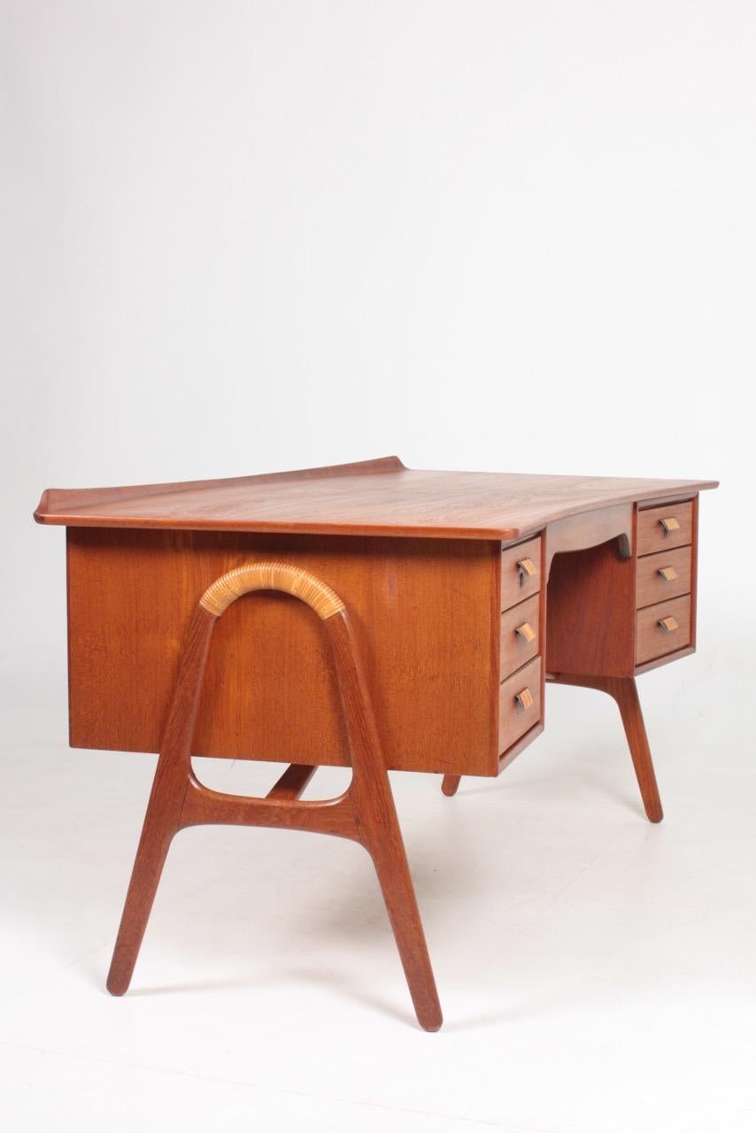 Midcentury Danish Design Desk in Teak by Svend Aage Madsen, 1950s For Sale 1