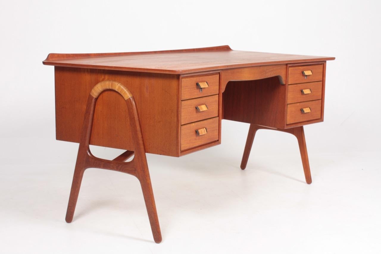 Midcentury Danish Design Desk in Teak by Svend Aage Madsen, 1950s In Good Condition For Sale In Lejre, DK