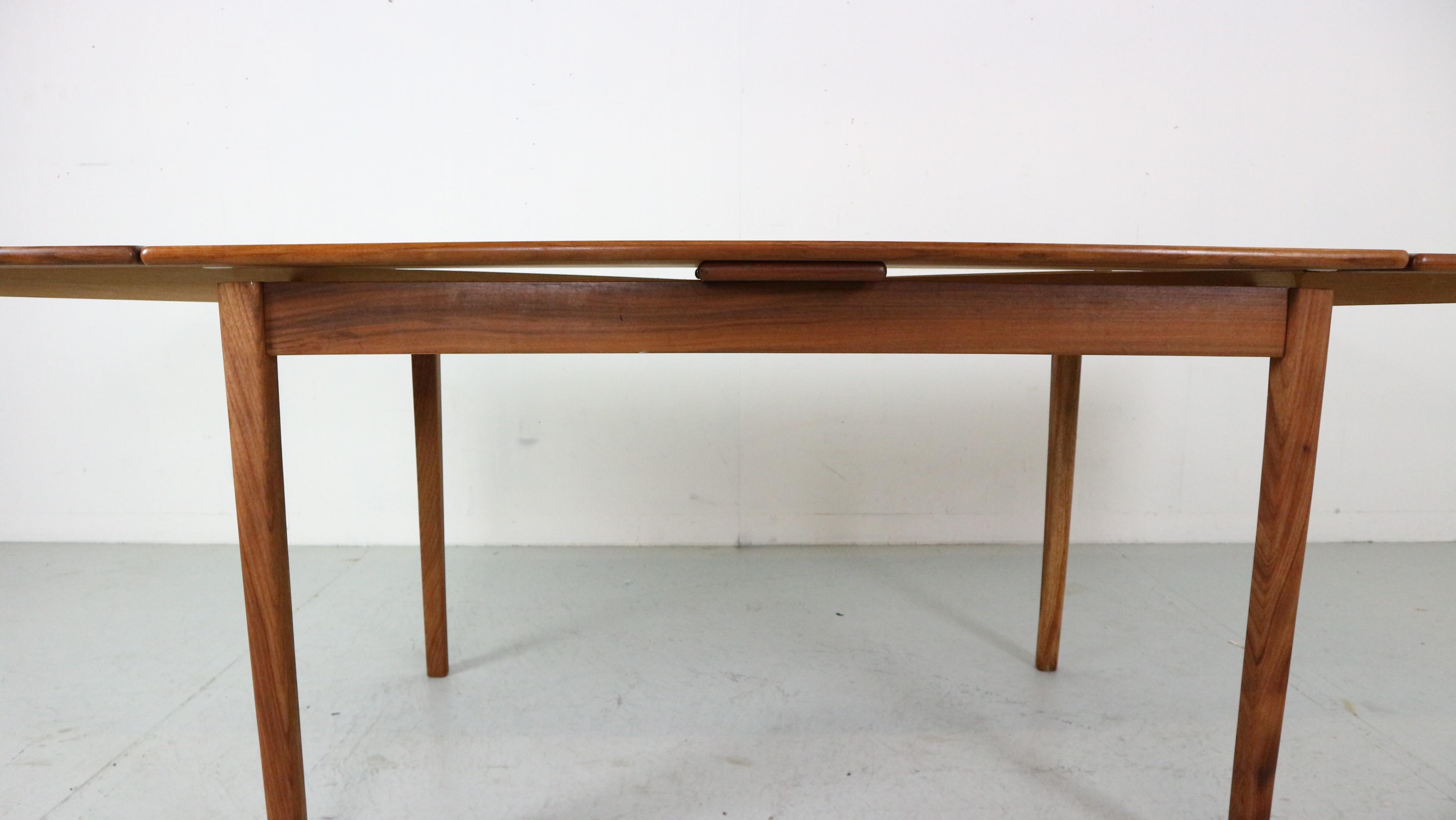 Mid-Century Danish Design Extendable Teak Dining Table, 1960s 10