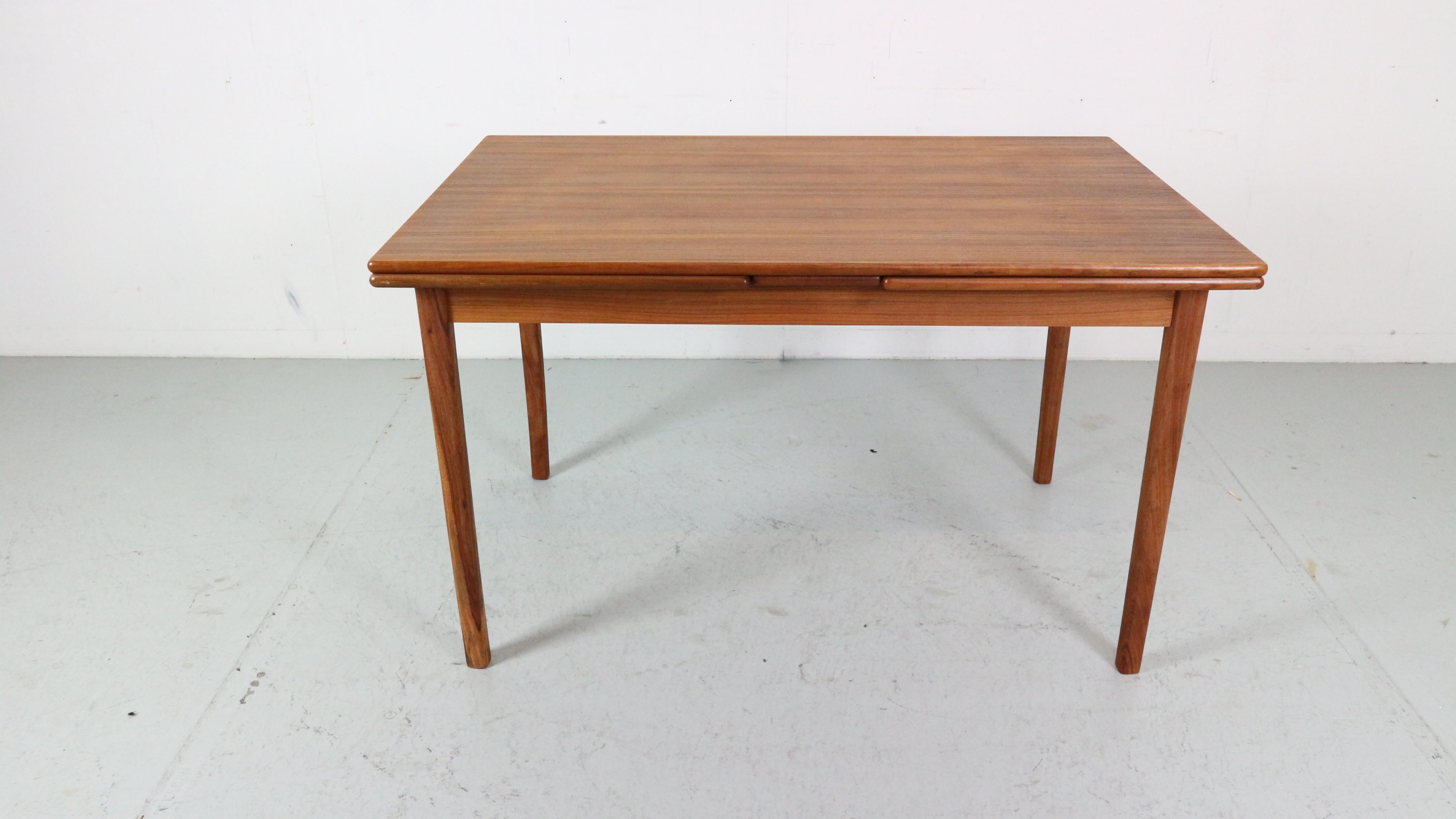 Mid-Century Danish Design Extendable Teak Dining Table, 1960s In Good Condition In The Hague, NL