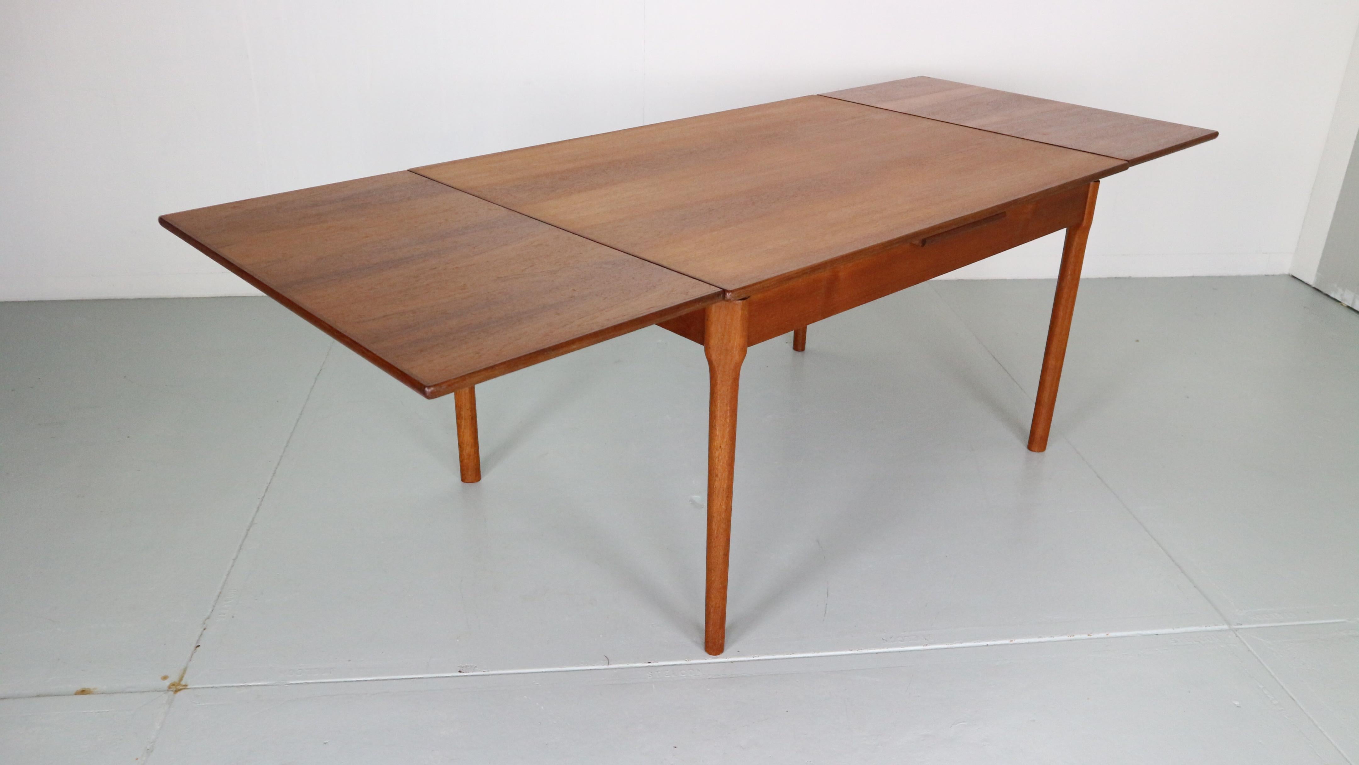 Mid-Century Danish Design Extendable Teak Dining Table, 1960s In Good Condition For Sale In The Hague, NL