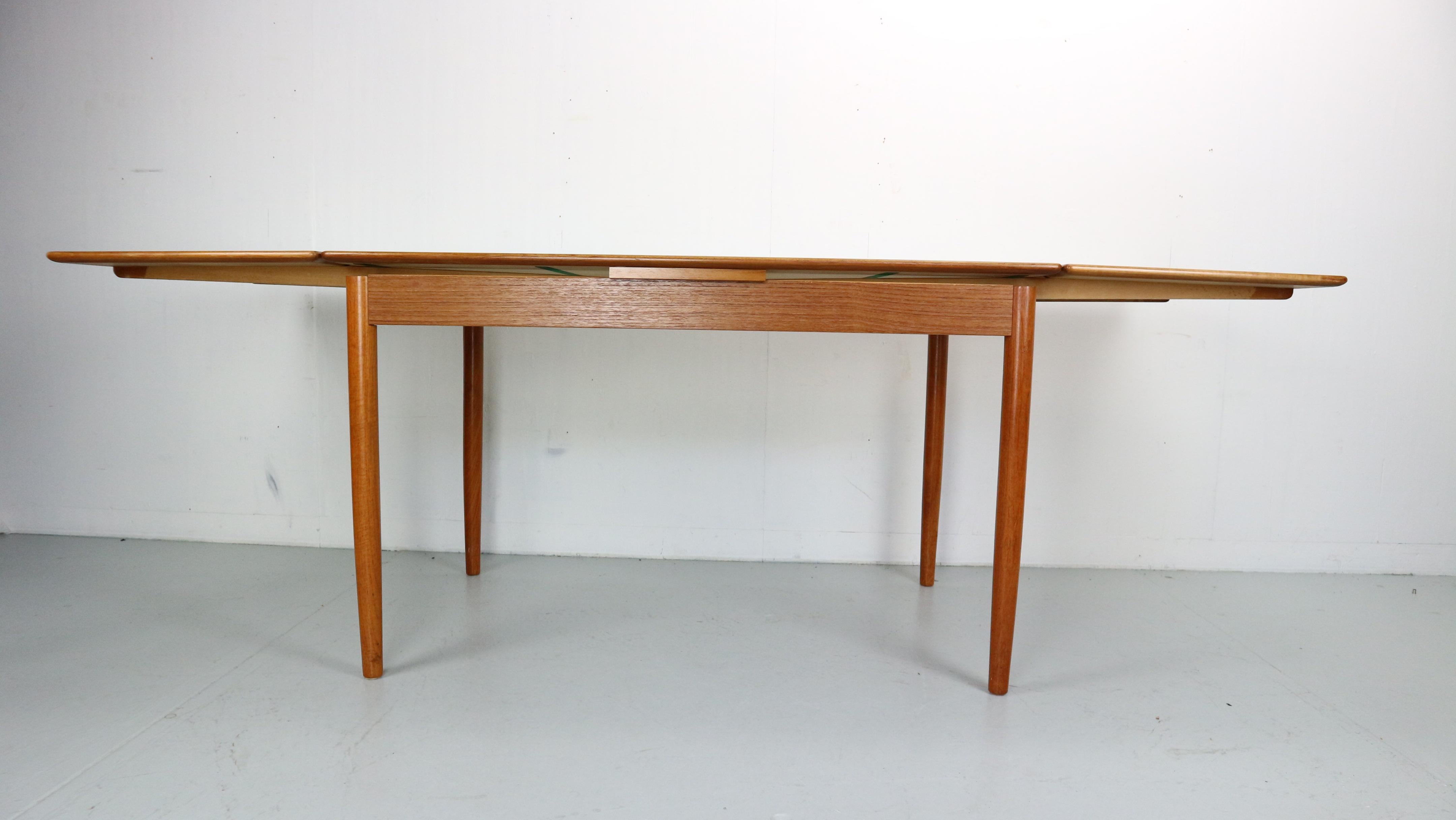 Mid-20th Century Mid-Century Danish Design Extendable Teak Dining Table, 1960s For Sale