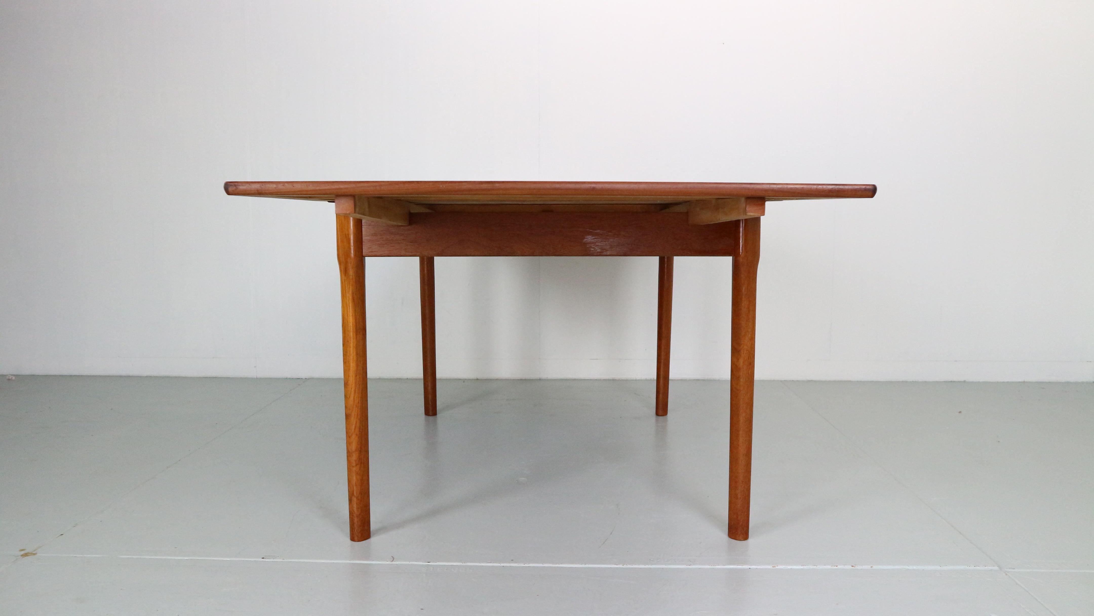 Mid-20th Century Mid-Century Danish Design Extendable Teak Dining Table, 1960s For Sale