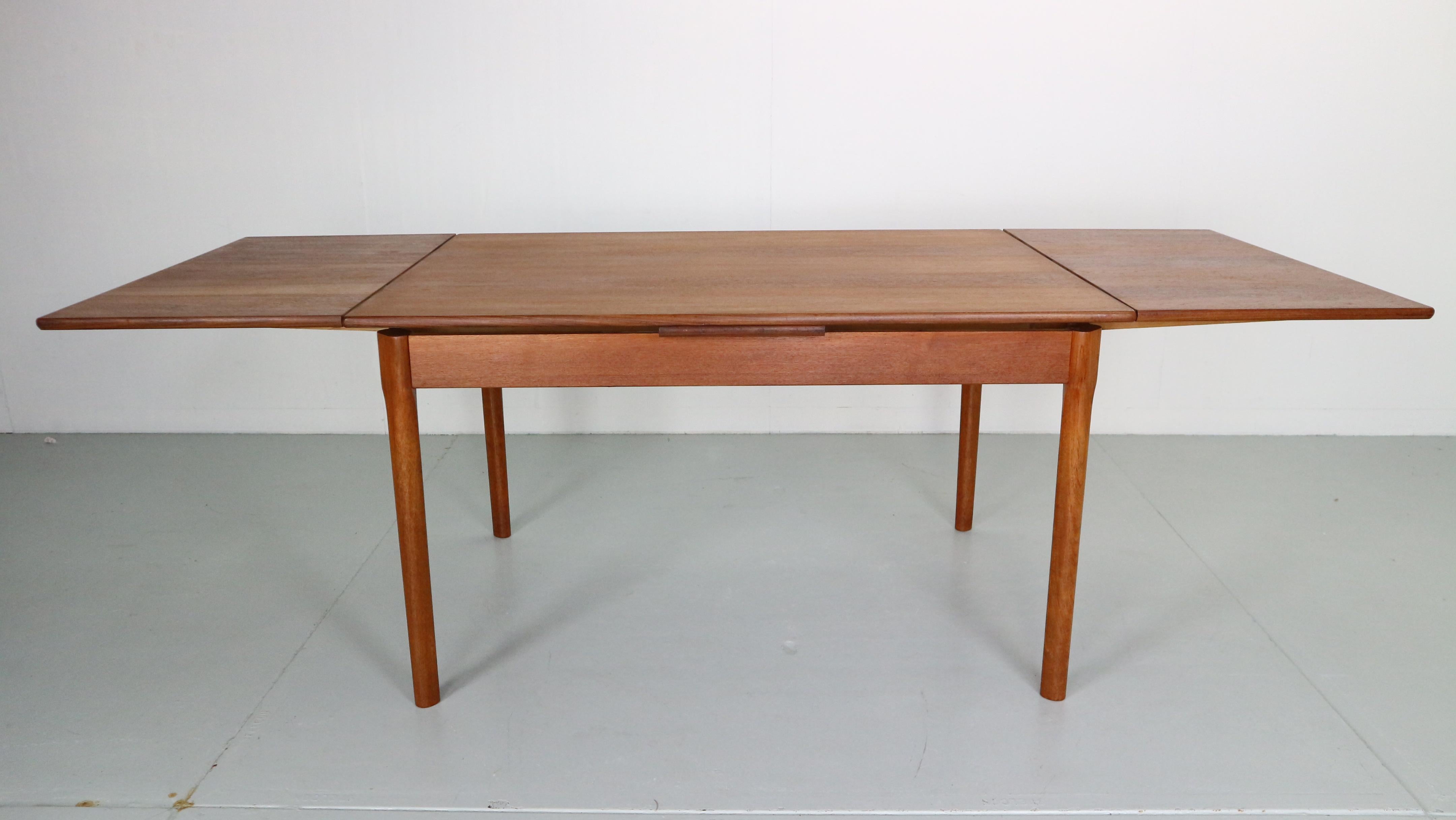Mid-Century Danish Design Extendable Teak Dining Table, 1960s For Sale 1