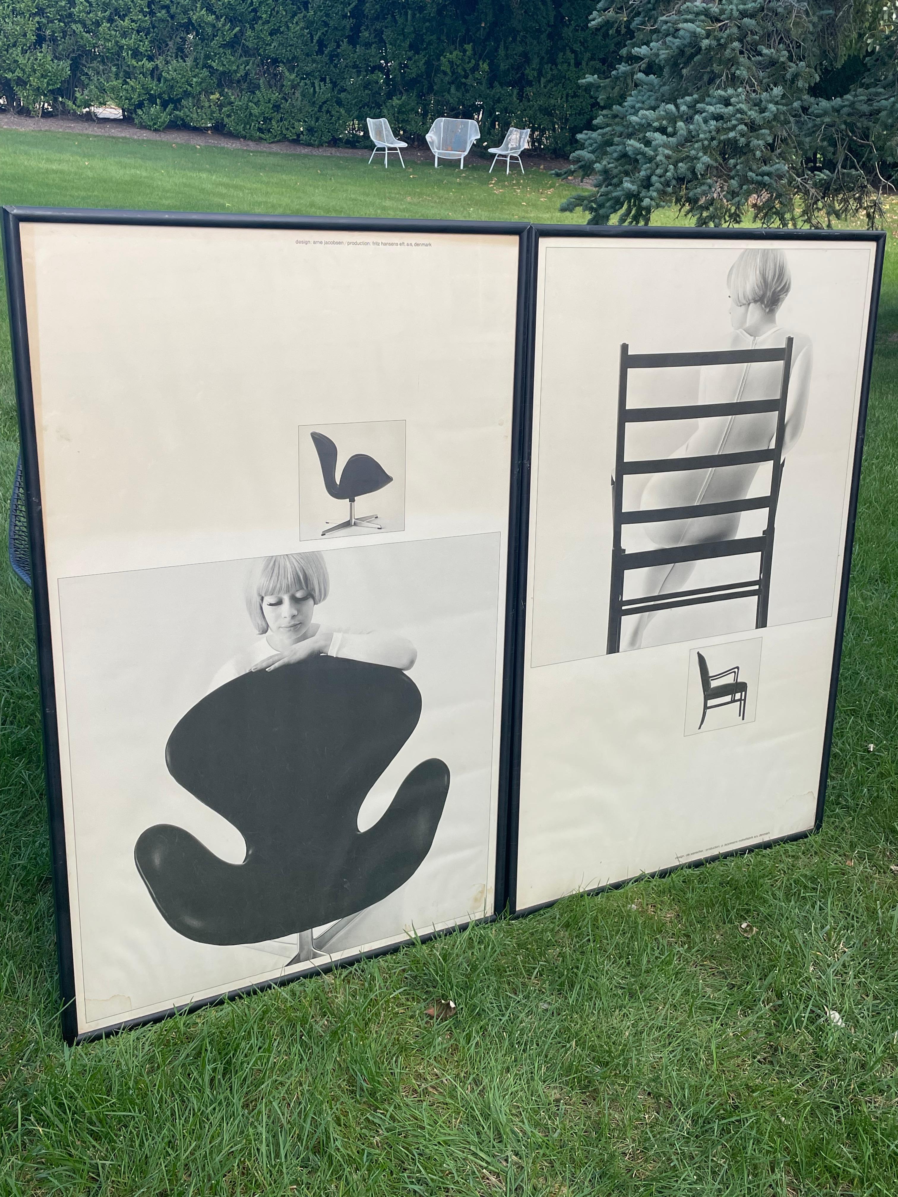 Paire de fabuleuses affiches publicitaires de design danois en noir et blanc photographiées par Paul Salomonsen.  L'une des affiches représente la célèbre chaise Swan d'Arne Jacobsen, conçue en 1958.  L'autre est un fauteuil conçu par Ole Wanscher,
