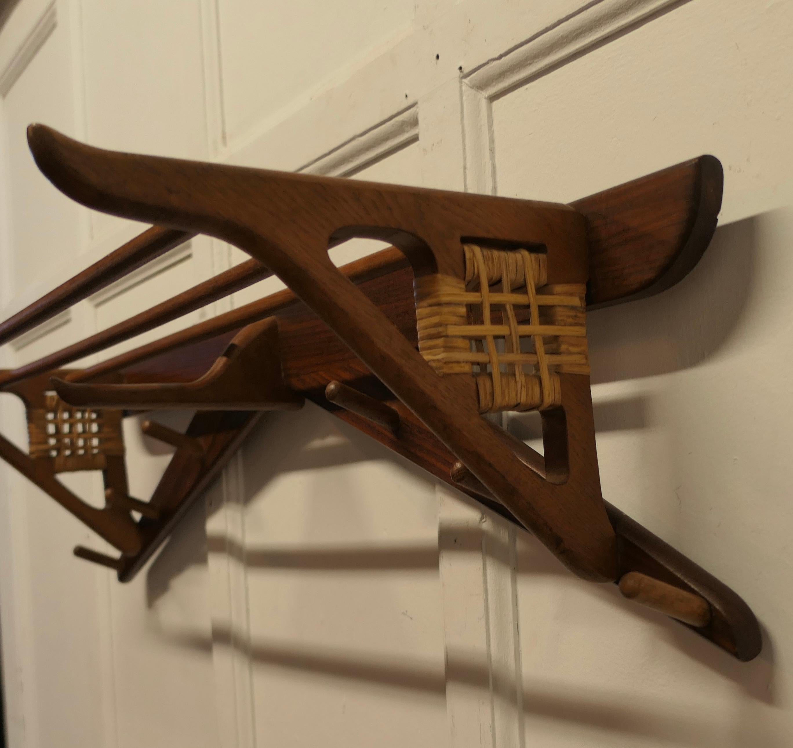 XX secolo Appendiabiti a stelo in teak massiccio di design danese di metà secolo in vendita