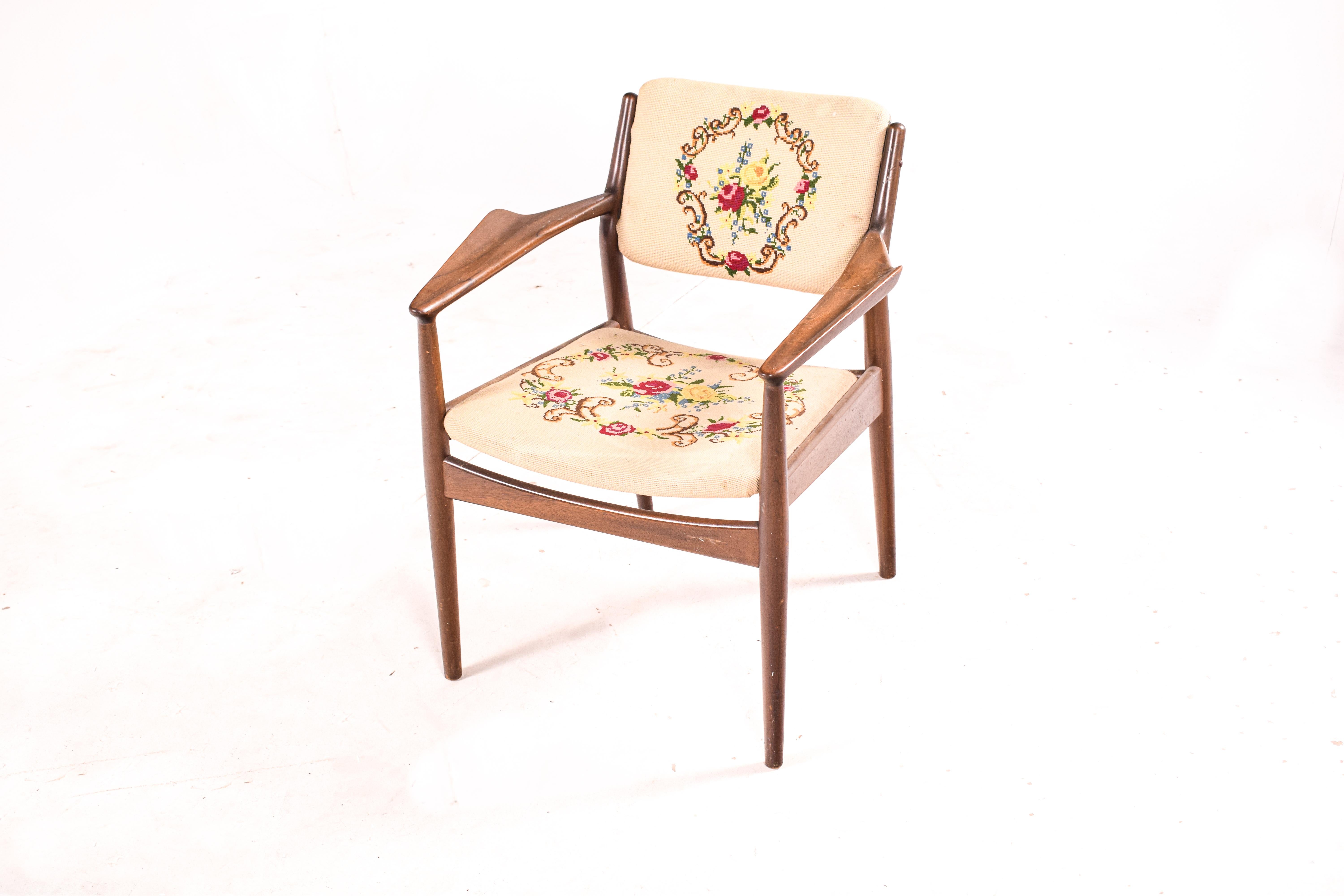 Dieser moderne Sessel aus der Mitte des Jahrhunderts ist der Inbegriff dänischen Designs und wurde mit viel Liebe zu Form und Funktion gefertigt. Er wurde in den 1950er Jahren von dem berühmten Arne Vodder für Sibast entworfen und trägt die
