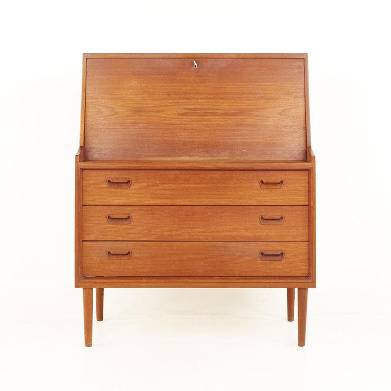 Mid century Danish desk

The desk measures: 35.25 wide x 17.5 deep x 43.75 inches high 

All pieces of furniture can be had in what we call restored vintage condition. That means the piece is restored upon purchase so it’s free of watermarks,
