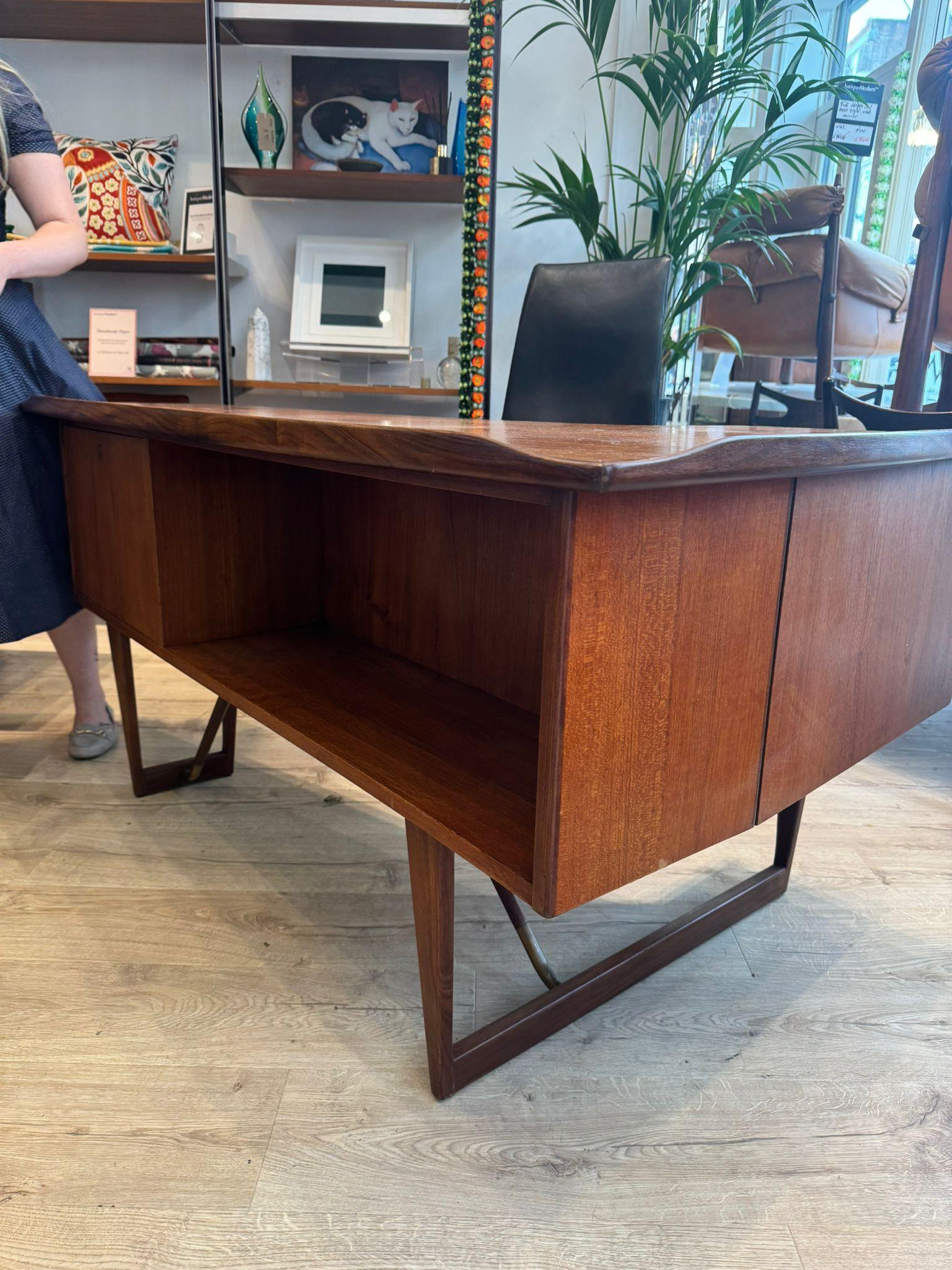 Mid-Century moderno Scrivania danese di metà secolo in teak 'Boomerang' di Peter Løvig Nielsen, anni '60 in vendita