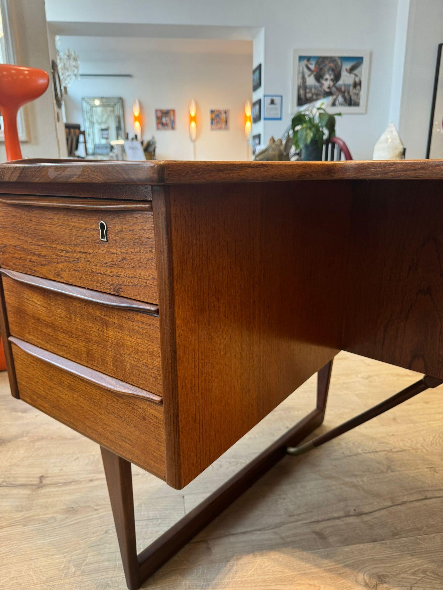 Danese Scrivania danese di metà secolo in teak 'Boomerang' di Peter Løvig Nielsen, anni '60 in vendita