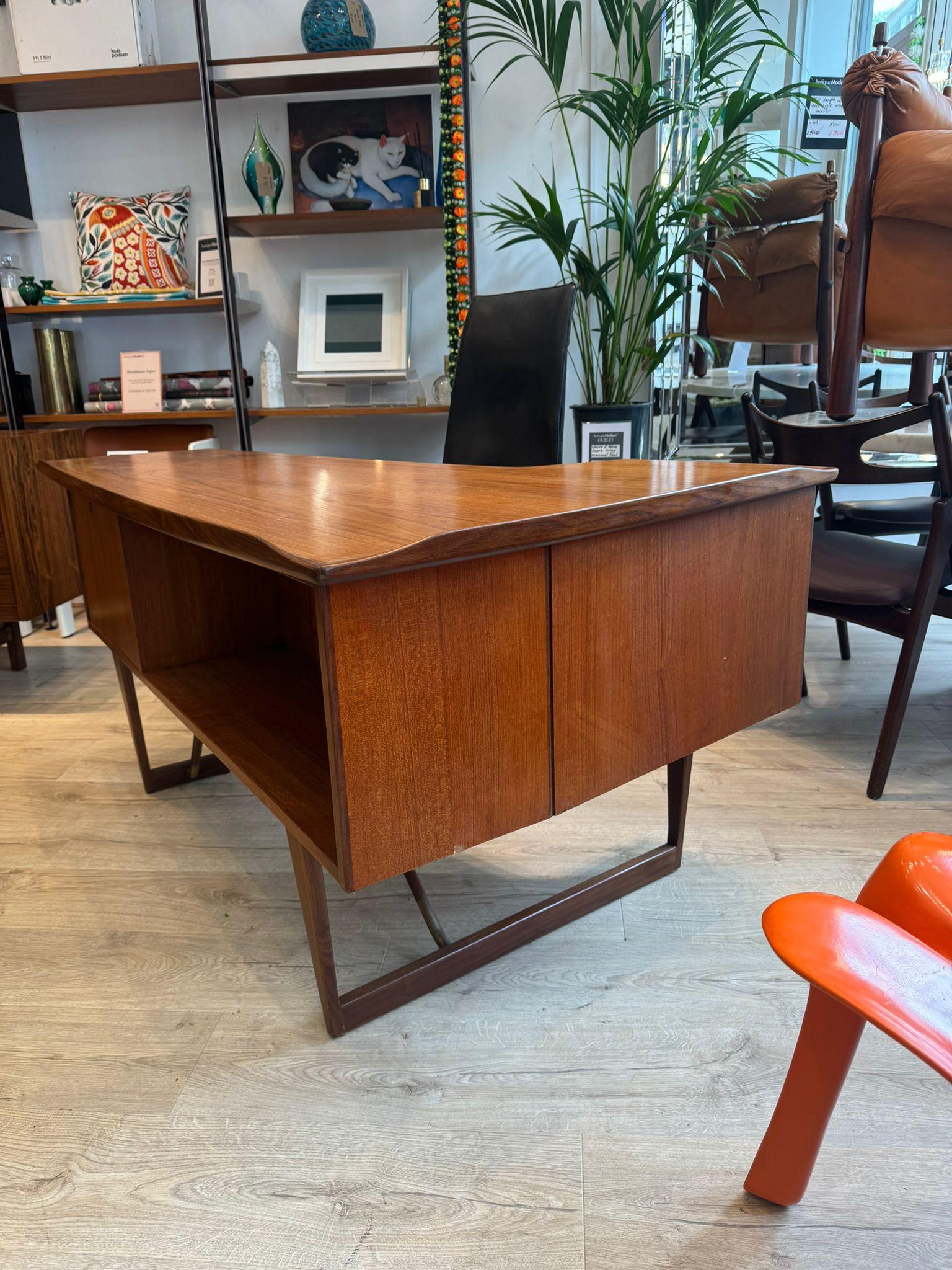 Scrivania danese di metà secolo in teak 'Boomerang' di Peter Løvig Nielsen, anni '60 In condizioni buone in vendita a London, GB