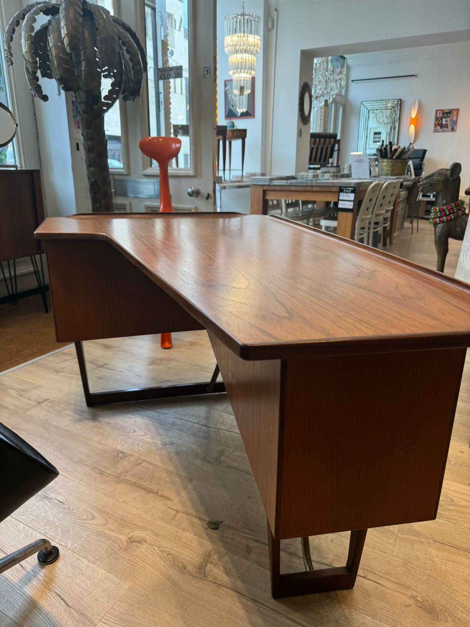 XX secolo Scrivania danese di metà secolo in teak 'Boomerang' di Peter Løvig Nielsen, anni '60 in vendita