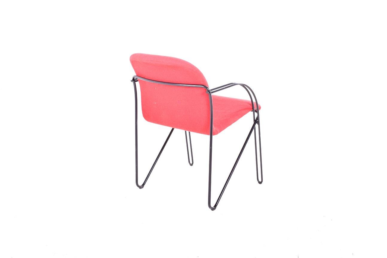 Dänischer Stuhl aus Metall mit Armlehne aus der Mitte des Jahrhunderts, 1980 (Moderne der Mitte des Jahrhunderts) im Angebot