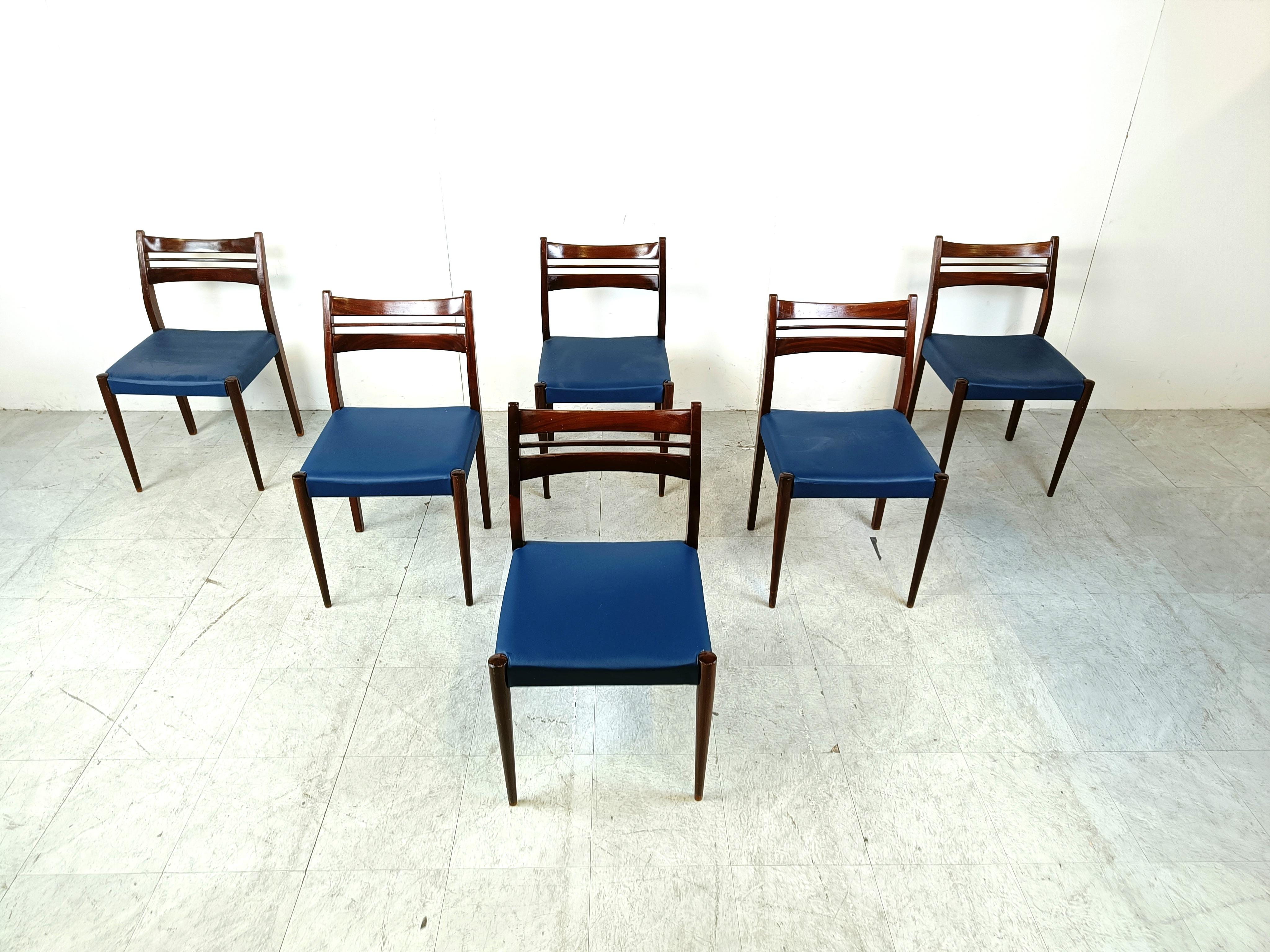 Chaises de salle à manger en bois du milieu du siècle avec sièges en simili-cuir bleu.

Un beau design scandinave, avec un souci de qualité. Remarquez le beau veinage du bois.

Bon état

Années 1960 - Danemark

Hauteur : 82cm
Largeur : 47
