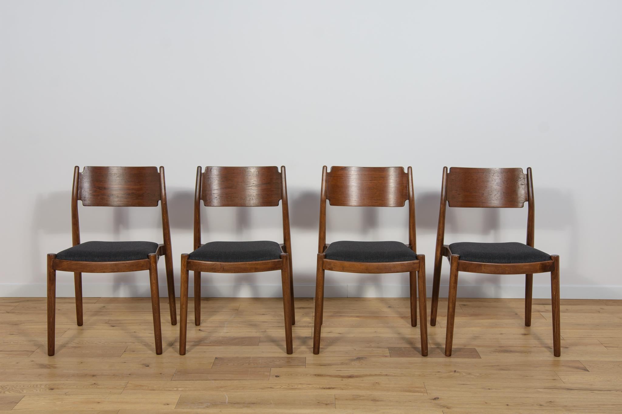 Cet ensemble de quatre chaises a été produit au Danemark dans les années 1960. Les chaises étaient en bois de hêtre. Les meubles ont été entièrement rénovés, nettoyés des anciens revêtements, teintés avec de la teinture pour bois de rose et finis