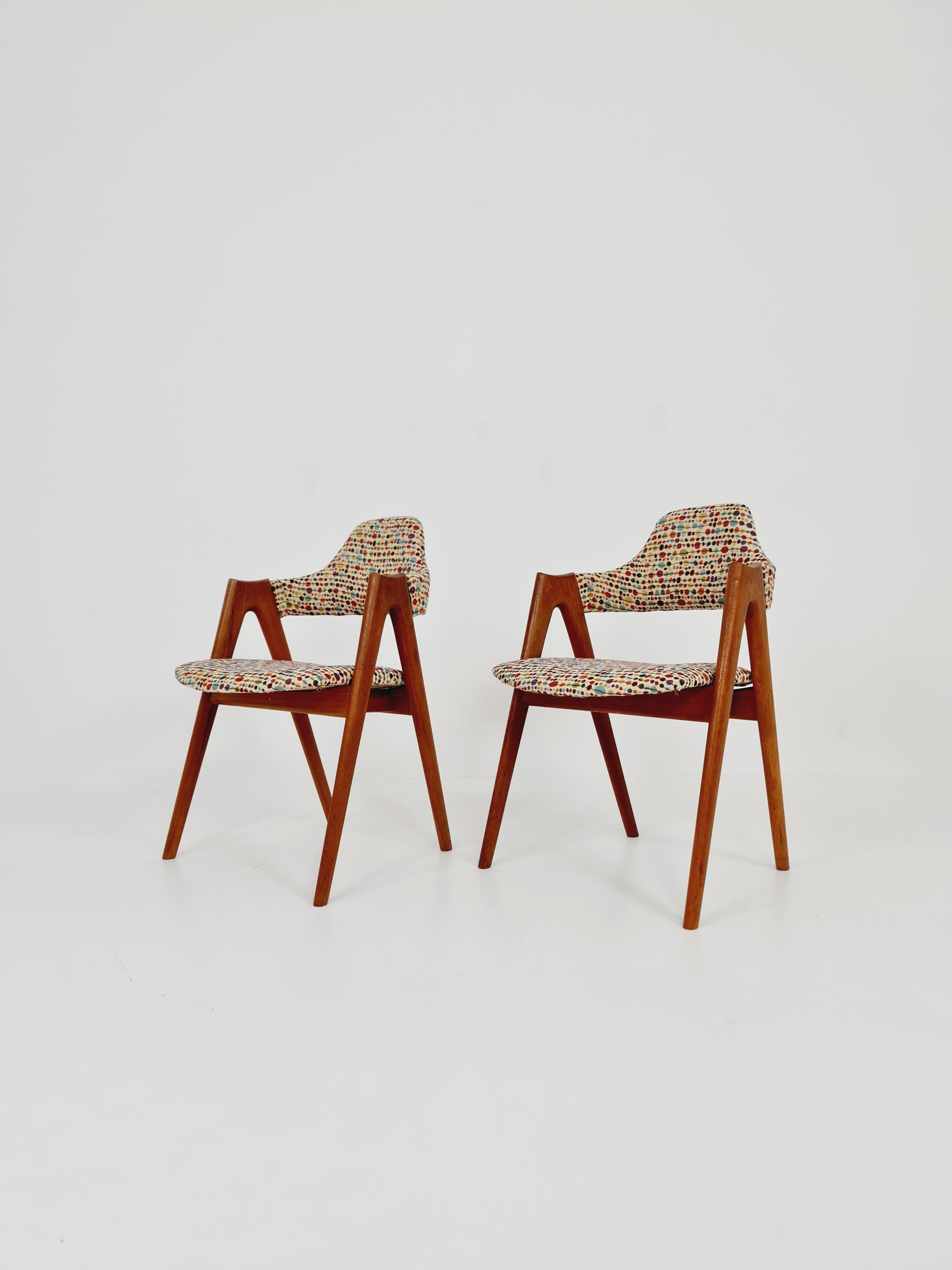 Mid Century Danish dining chairs by Kai Kristiansen for Schou Andersen Model 170
 1960s a set of 2

The chair frames are made from solid teak.
Seated teak structure covered with beige fabric.

The set is in good condition,
however, as with all