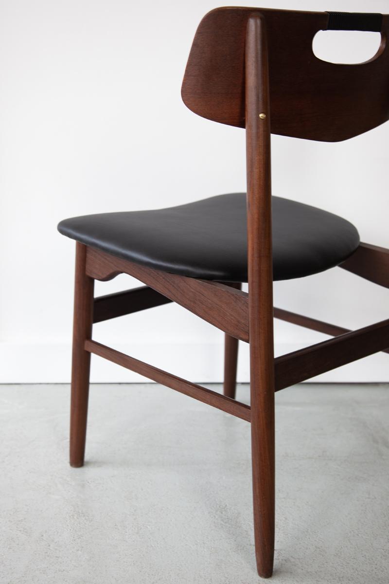 Imitation cuir Ensemble de quatre chaises de salle à manger danoises du milieu du siècle