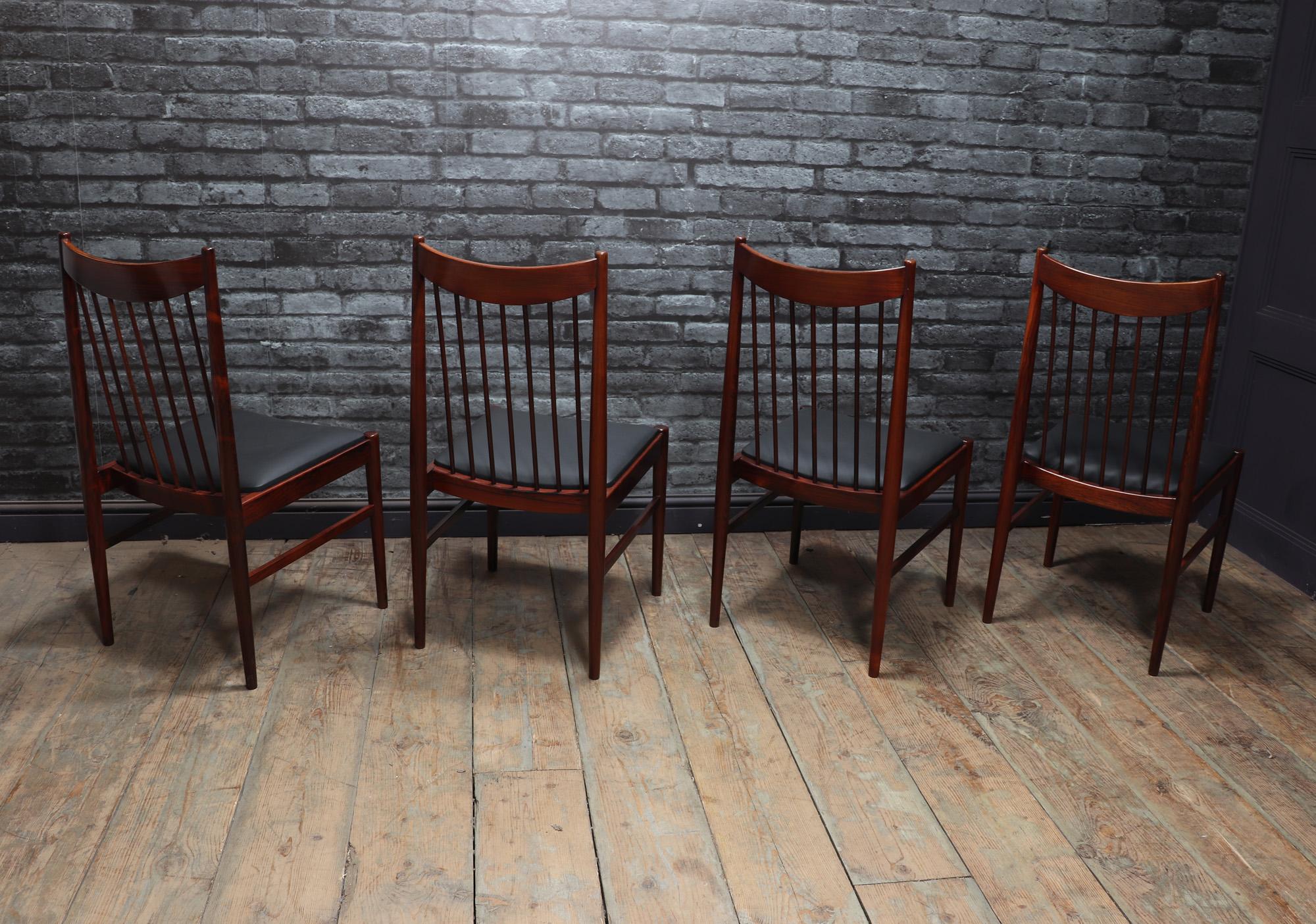 Cuir Chaises de salle à manger danoises du milieu du siècle dernier, modèle 422 d'Arne Vodder en vente