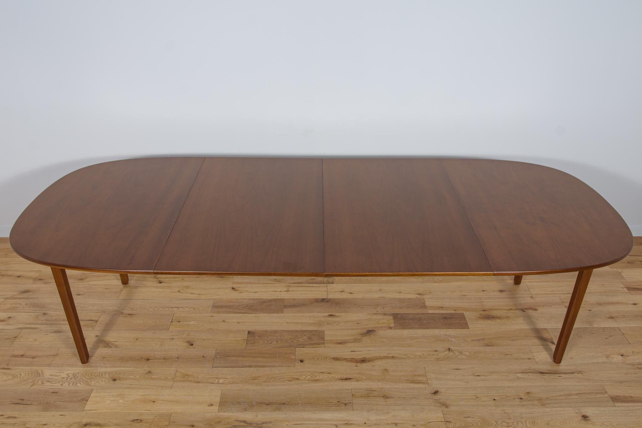Mid-Century Danish Dining Table by Ole Wanscher for Poul Jeppesens For Sale 3