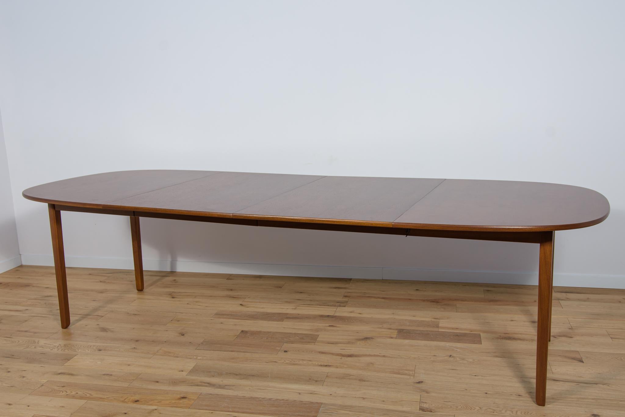 Mid-Century Danish Dining Table by Ole Wanscher for Poul Jeppesens For Sale 4