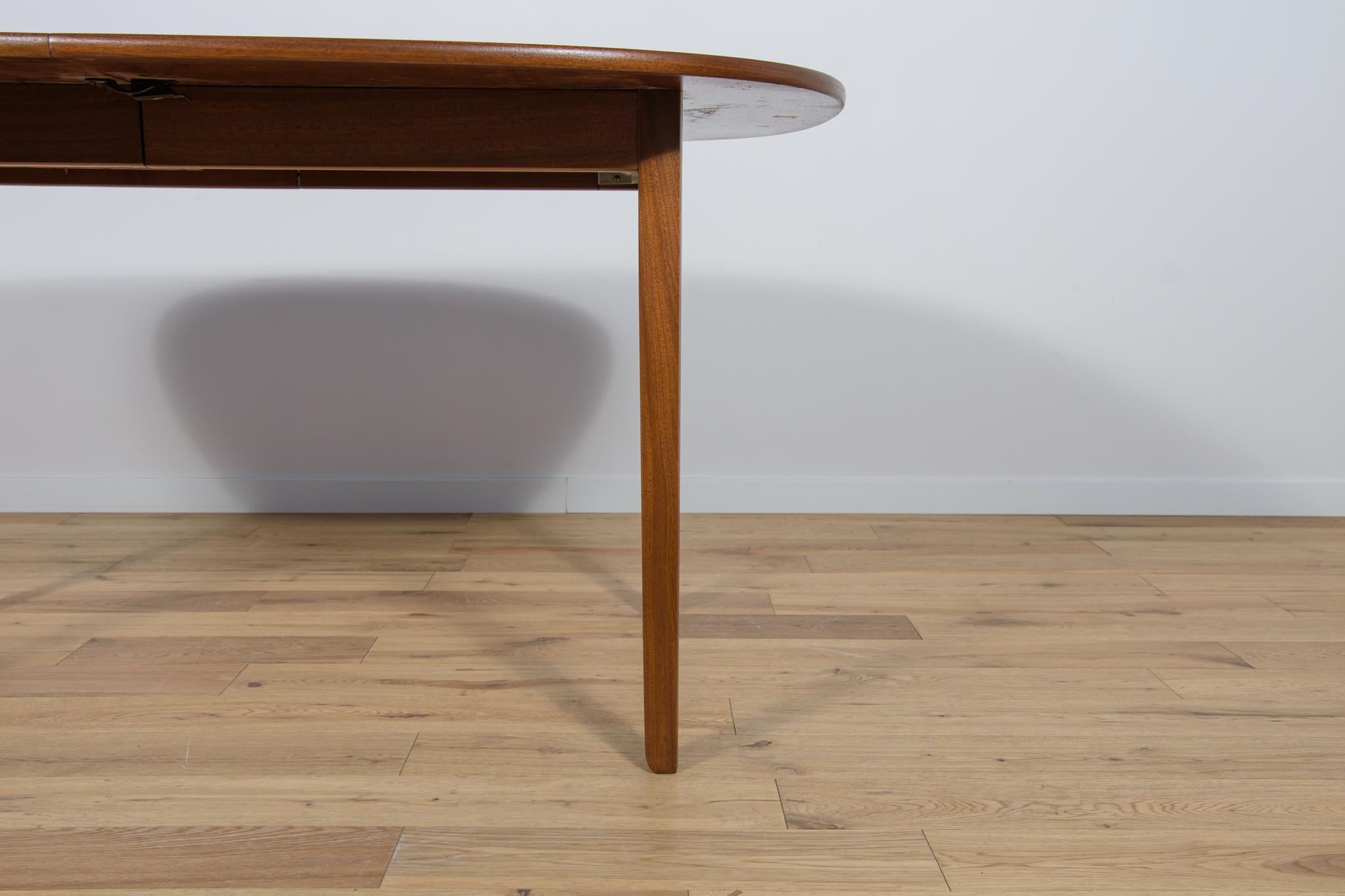 Mid-Century Danish Dining Table by Ole Wanscher for Poul Jeppesens For Sale 6