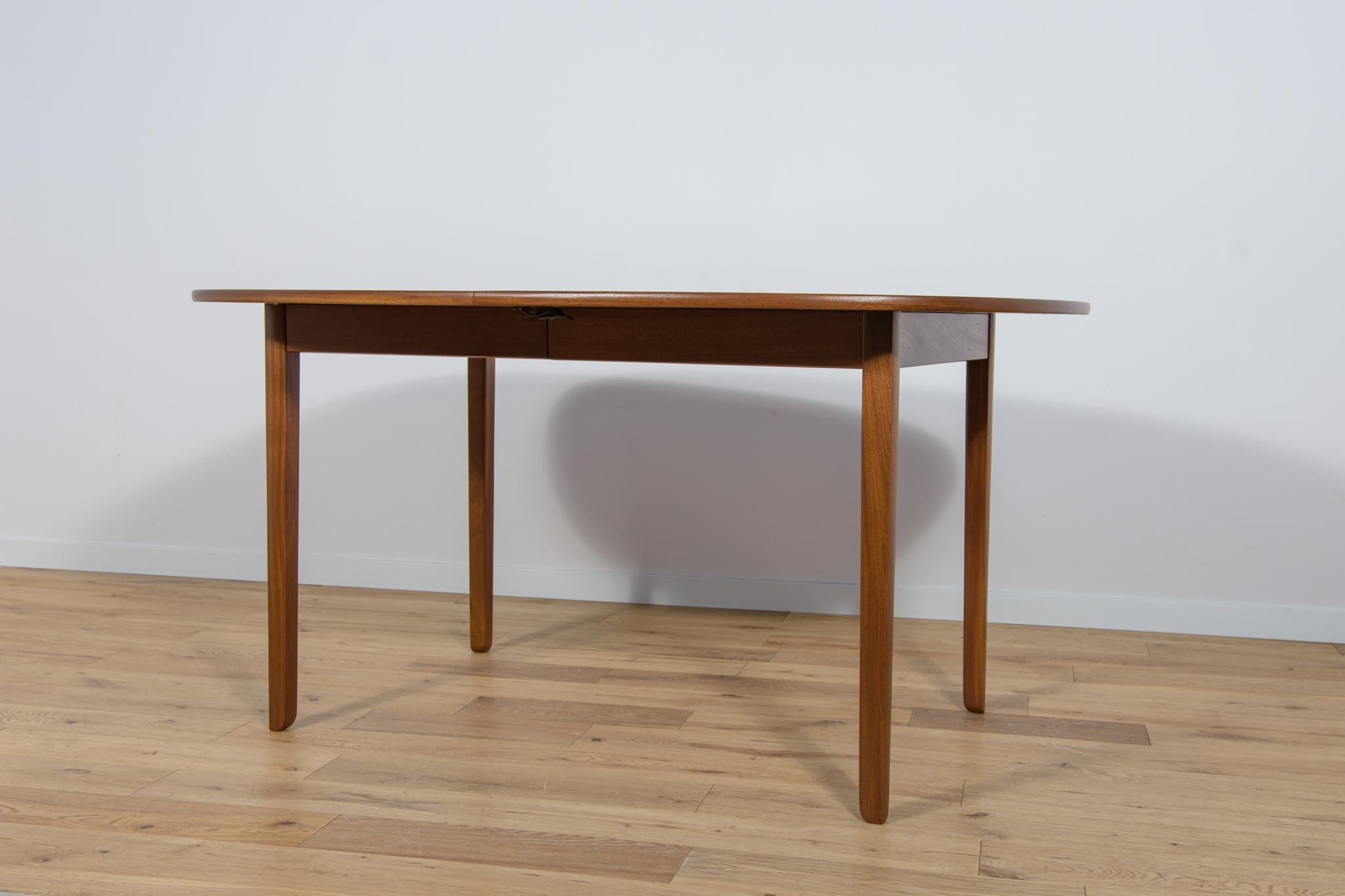 Mid-Century Danish Dining Table by Ole Wanscher for Poul Jeppesens In Excellent Condition For Sale In GNIEZNO, 30