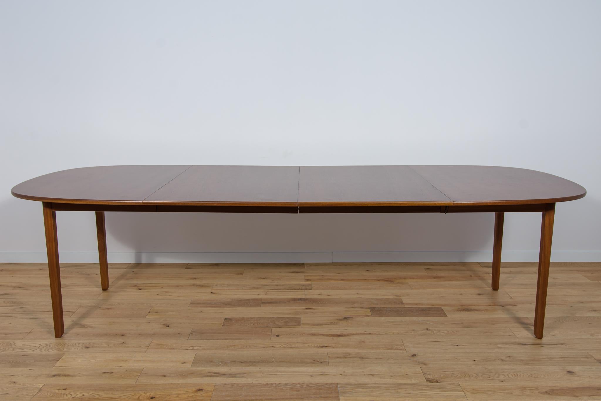 Mid-Century Danish Dining Table by Ole Wanscher for Poul Jeppesens For Sale 2