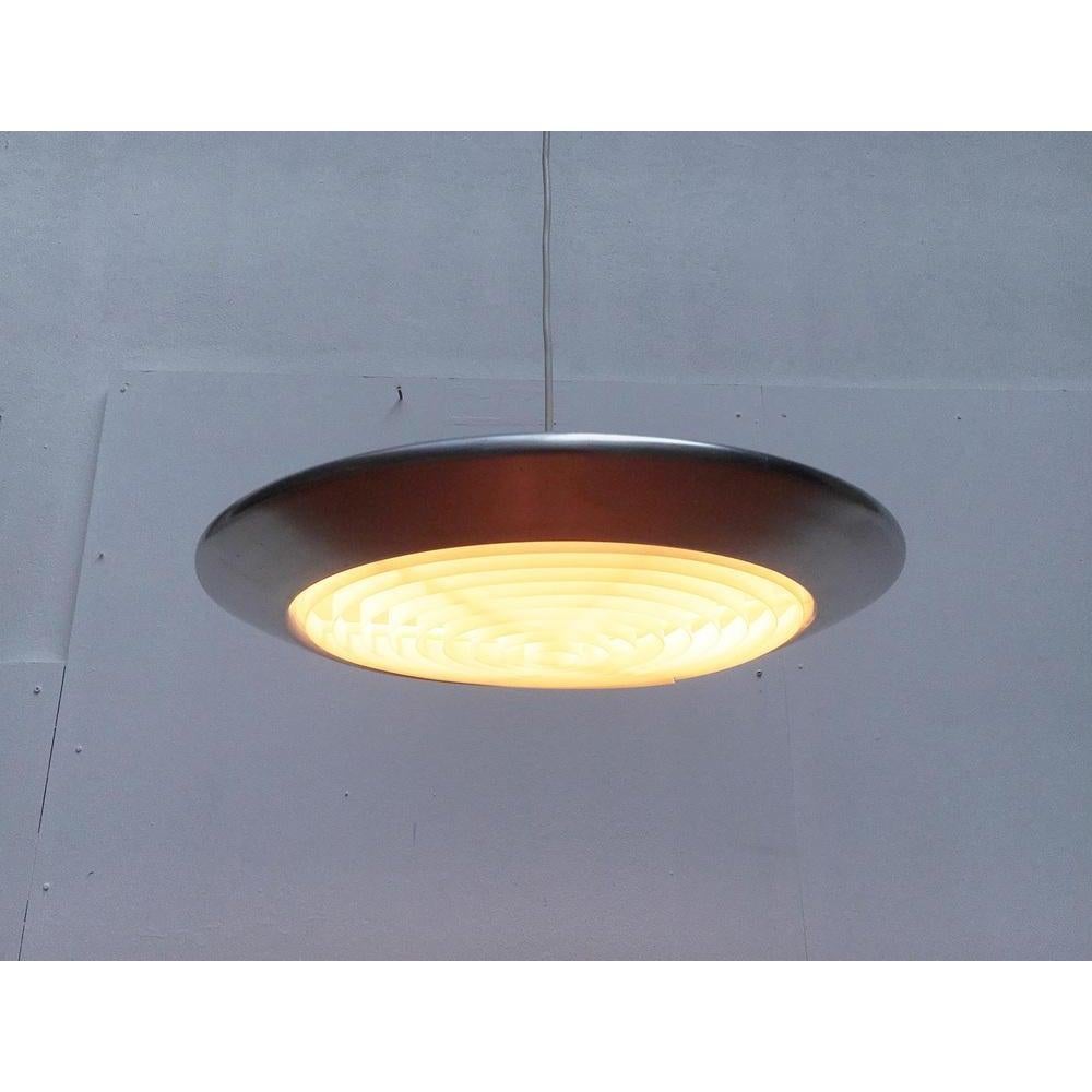 Lámpara colgante de mediados de siglo del fabricante danés Fog & Mørup según un diseño de Jo Hammerborg de la década de 1960.

Un diseño minimalista con una forma elegante. Como su nombre indica, el cuerpo de la luminaria forma una rebanada plana