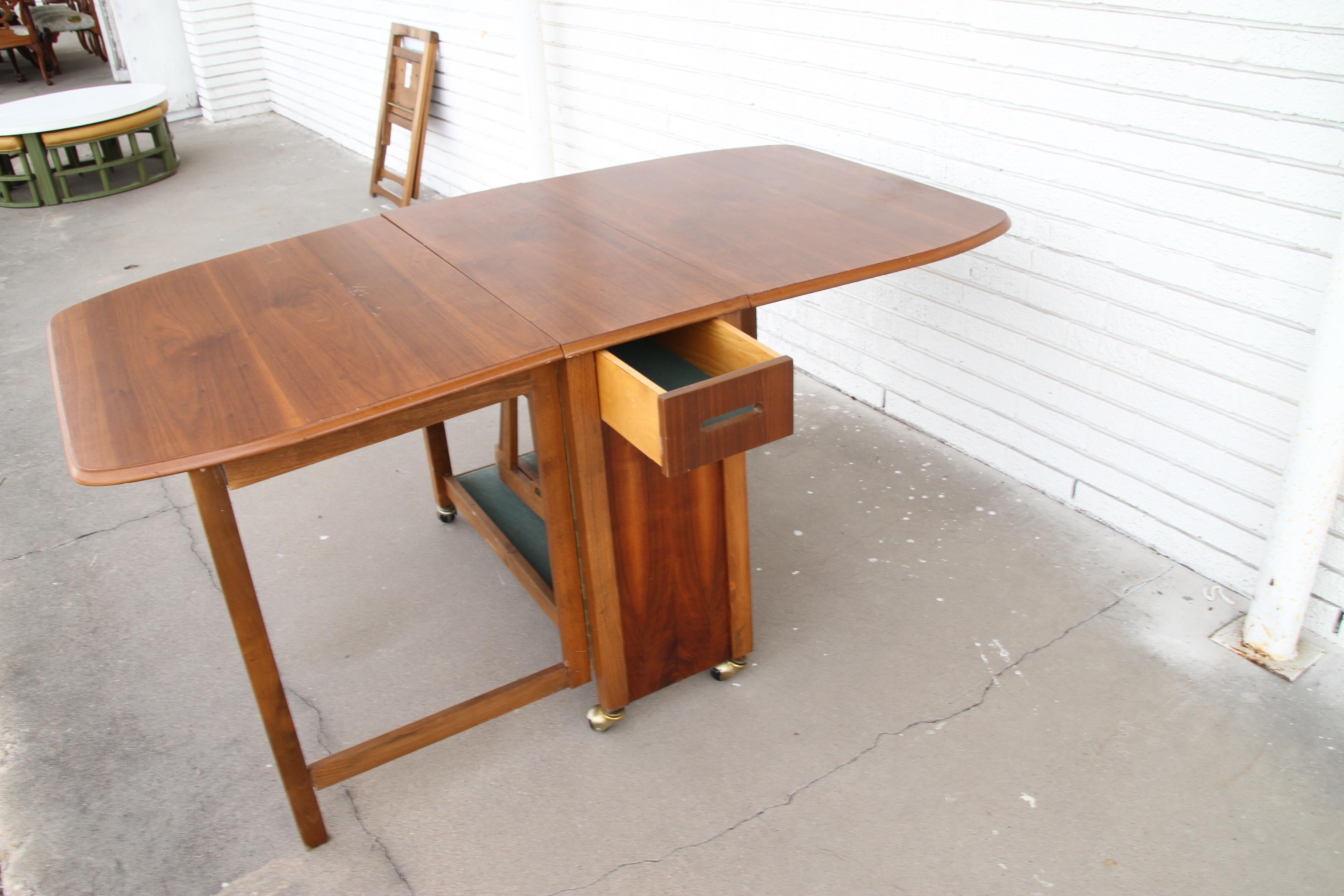 Table et chaises en forme de goutte d'eau, minimaliste et peu encombrante, de style moderne du milieu du siècle dernier

Fonctionnel  Ensemble de design danois. Idéal pour les personnes disposant de peu d'espace. Avec quatre chaises pliantes qui se