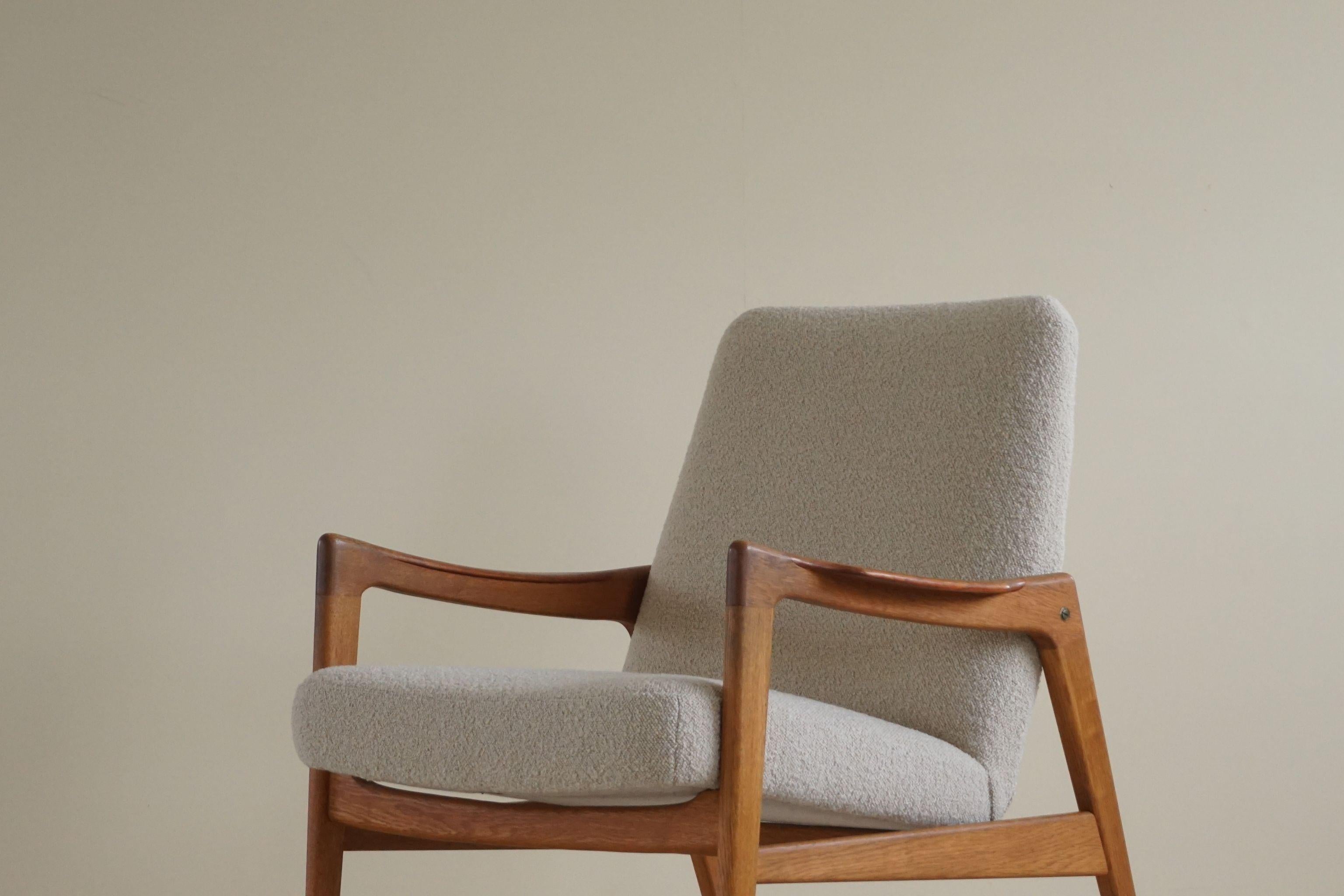 Low back easy chair in teak & oak, reupholstered in grey/beige Bouclé wool. The chair is attributed to danish designers Tove and Edvard Kindt Larsen, 1960s. 

The chair is in great shape and really comfortable.