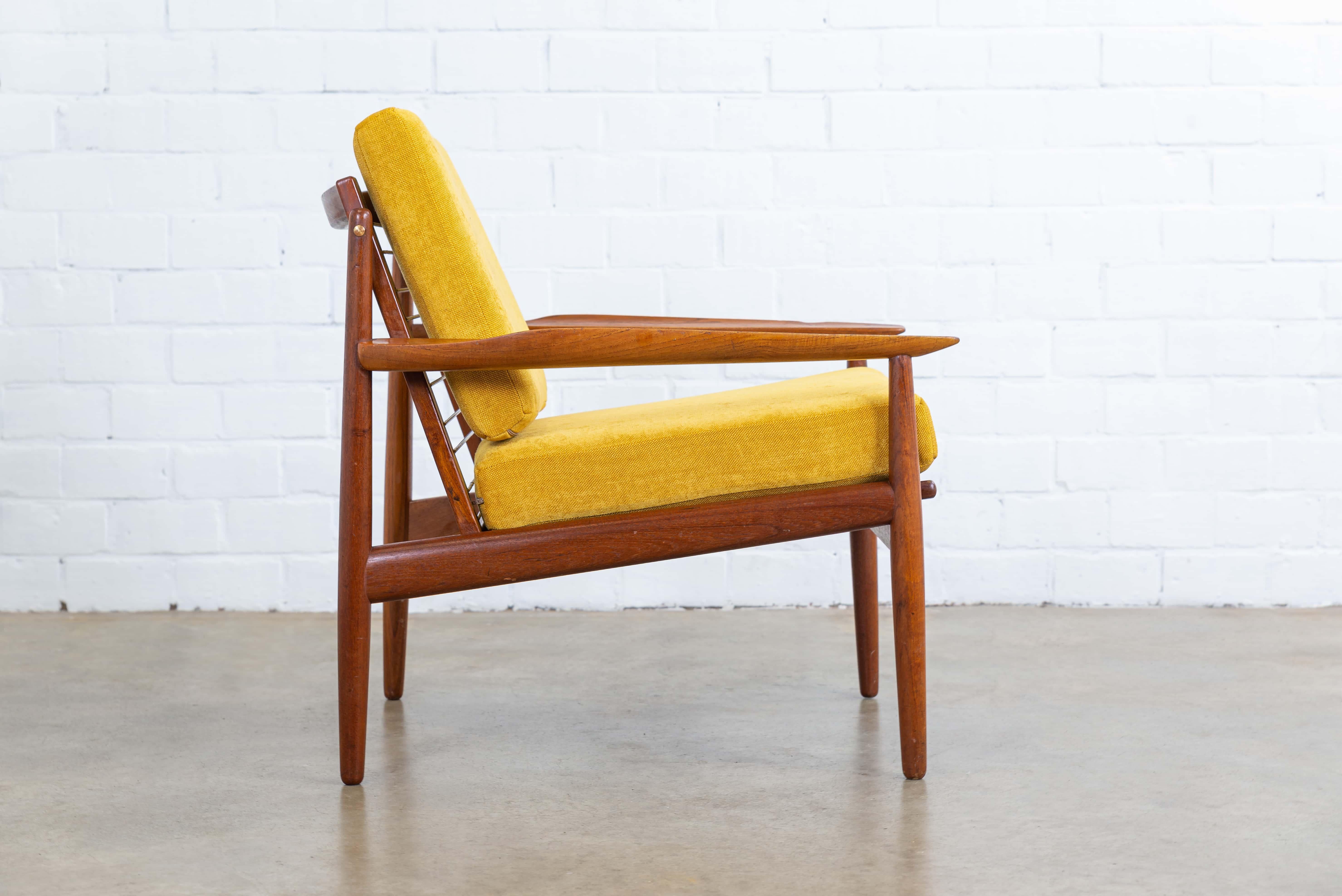 Danish lounge chair with a teak frame, new cushions and ochre-yellow upholstery.
Designed by Arne Vodder for Glostrup, Denmark, 1960s.