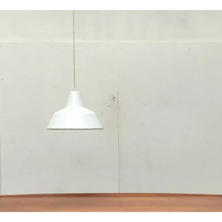 Mid-Century moderno Lampada a sospensione danese Emaille Amatur di Louis Poulsen, anni '60, metà secolo in vendita