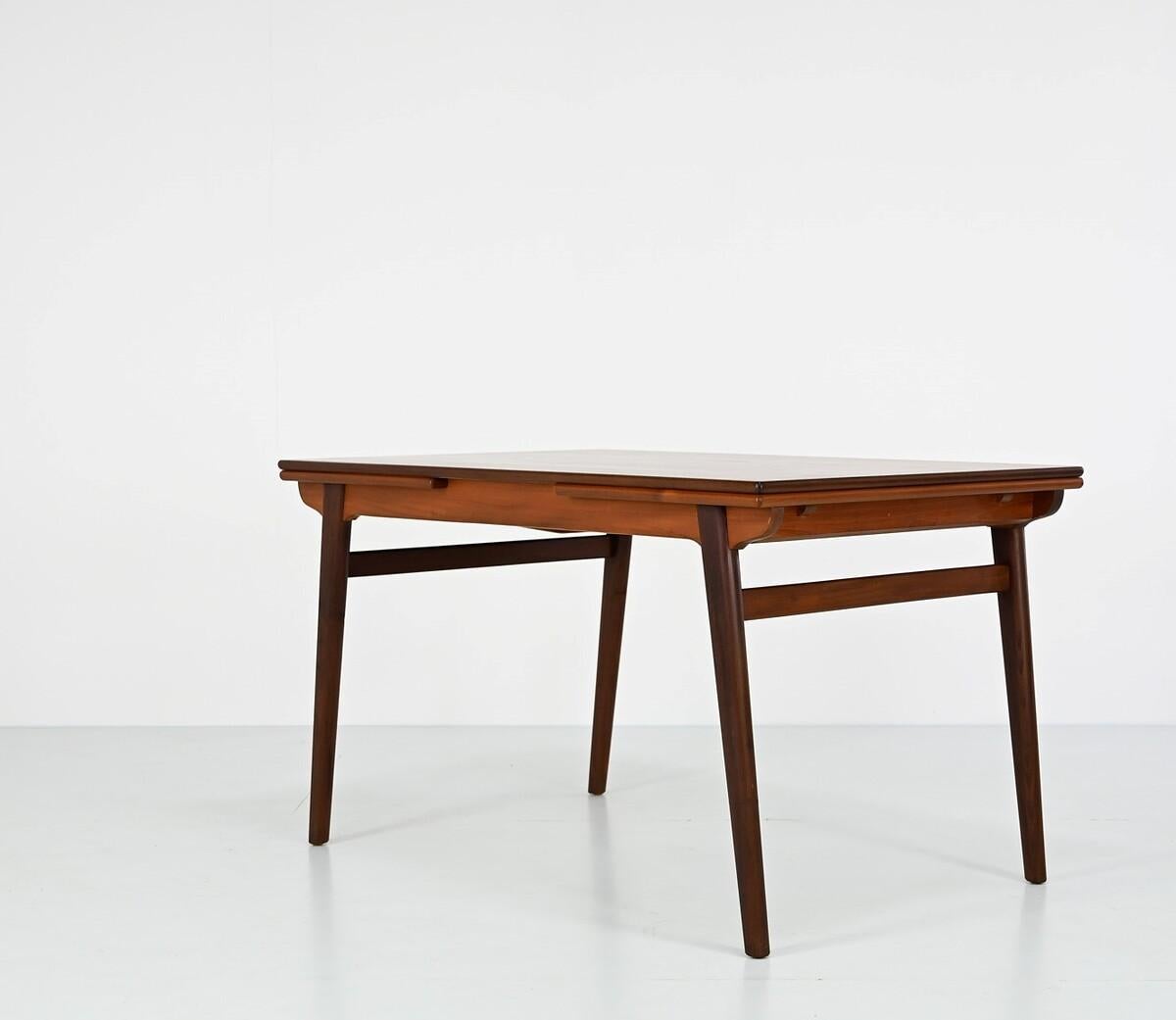 Mid Century danish extendable Dining Table by Hans J. Wegner In Good Condition In Brussels , BE