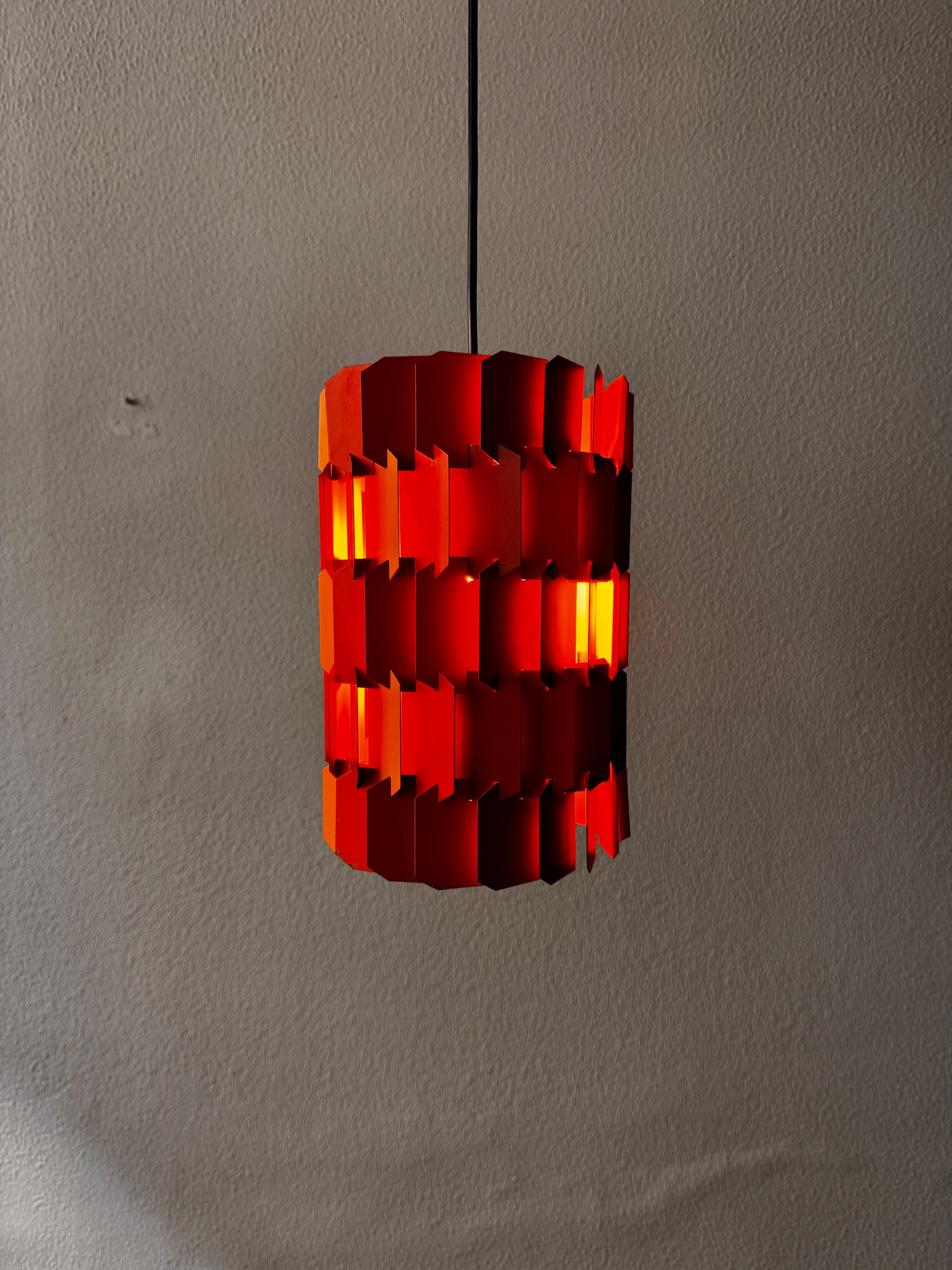 Questa rara e scultorea lampada a sospensione Facet Pop è stata disegnata da Louis Weisdorf per Lyfa negli anni '60, un pezzo forte dell'epoca d'oro del design moderno danese. La sua forma grafica è composta da segmenti di metallo laccato a incastro