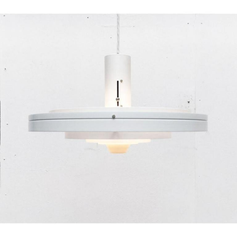 Lampada a sospensione Fibonacci del produttore danese Fog & Mørup basata su un design di Sophus Frandsen degli anni '60.

Design minimalista e perfezione nei dettagli. Un capolavoro di costruzione, lavorazione e materialità. La precisione della