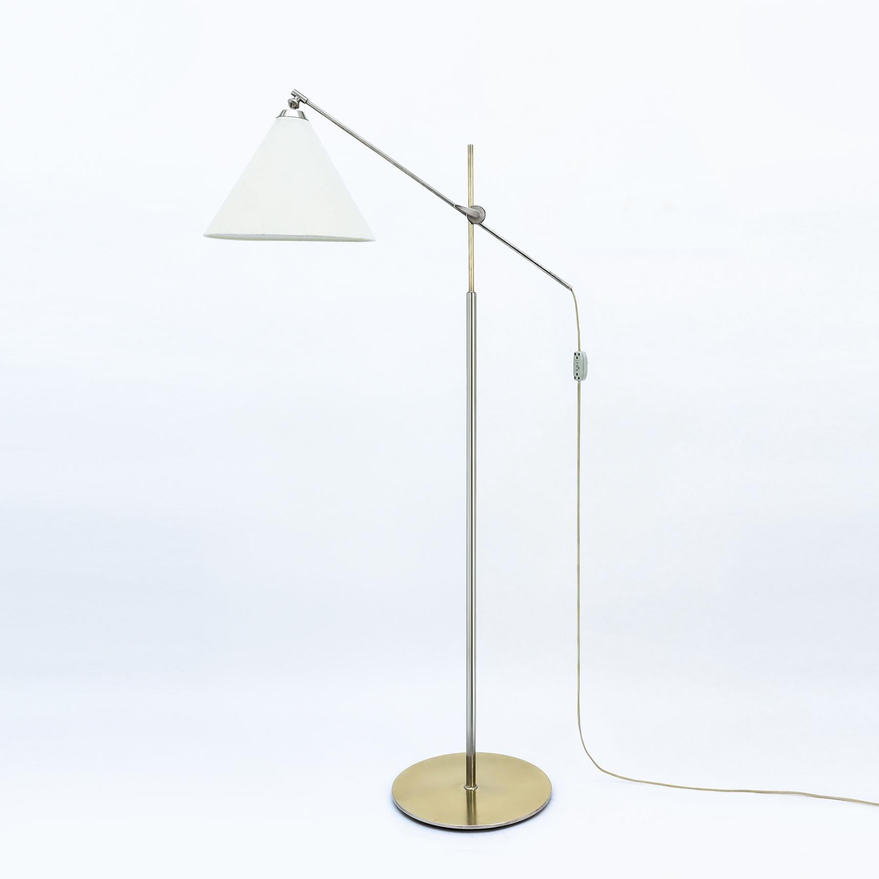 Vintage 1950s brushed brass and nickel plated fully adjustable Danish floor lamp, model THV 376 designed by TH. Valentiner for Povl Dinesen

This is a rare and elusive floor lamp designed, and produced, by two rare and elusive people