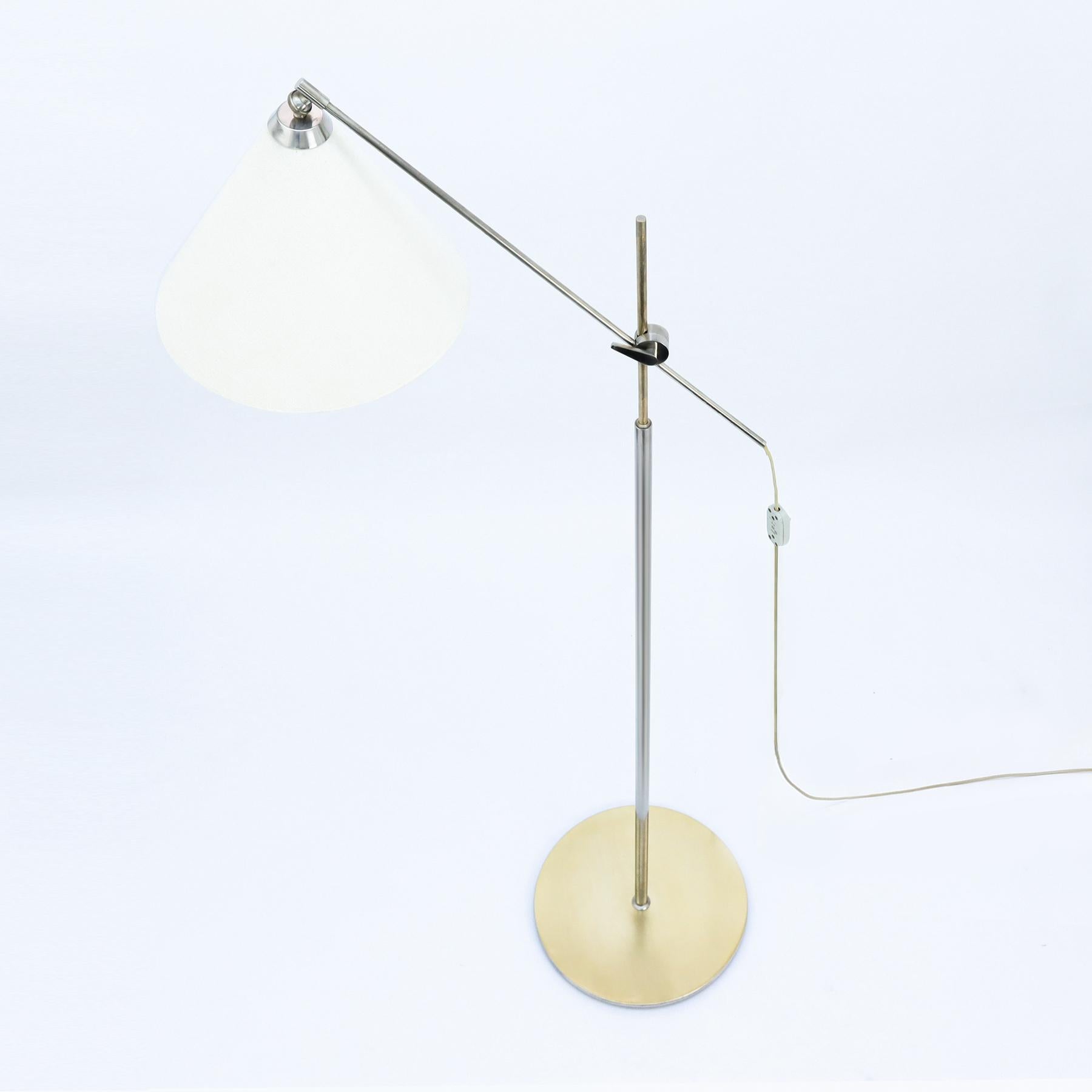 Mid century Danish floor lamp, model THV376 by TH. Valentiner for Povl Dinesen In Good Condition For Sale In Highclere, Newbury