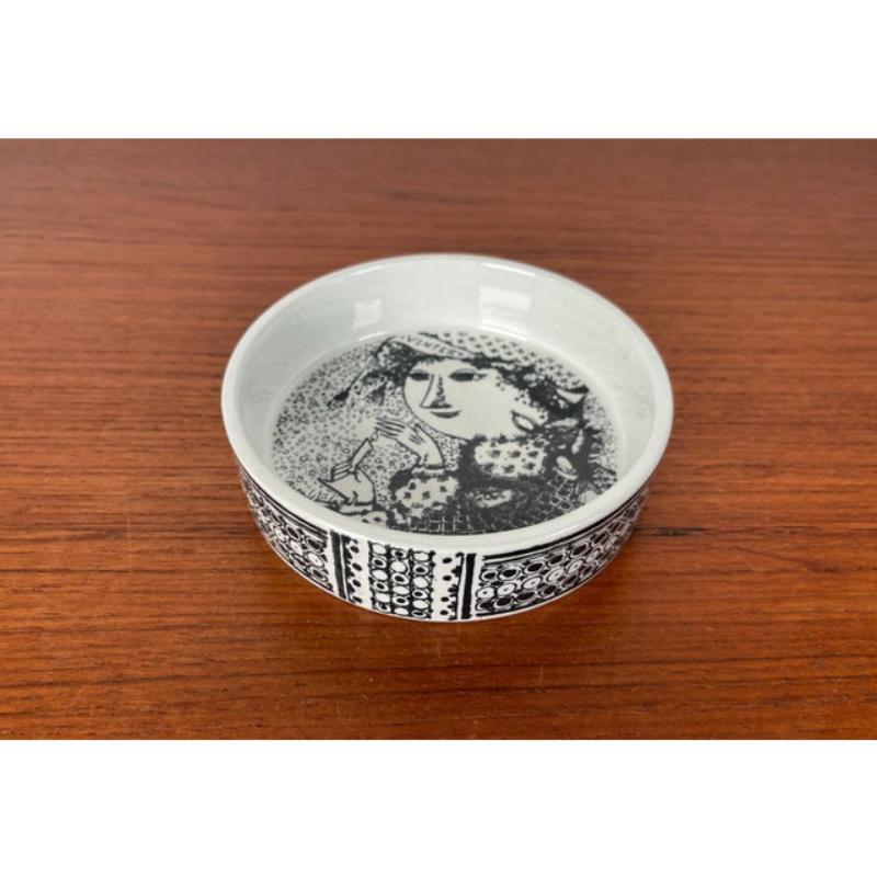 Mid-Century Modern Danish Flora Bowl by Bjørn Wiinblad for Nymölle Denmark, 1960s, in Very Good conditions. Designed 1960 to 1969 This piece has an attribution mark,
Official proof of authenticity such as vintage catalogs, designer records or other
