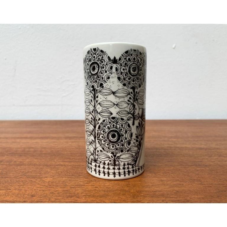 Vaso Flora danese di metà secolo di Bjørn Wiinblad per Nymölle Denmark, anni '60, in ottime condizioni. Progettato tra il 1960 e il 1969 Questo pezzo ha un marchio di attribuzione, sono sicuro che sia completamente autentico e mi assumo la piena