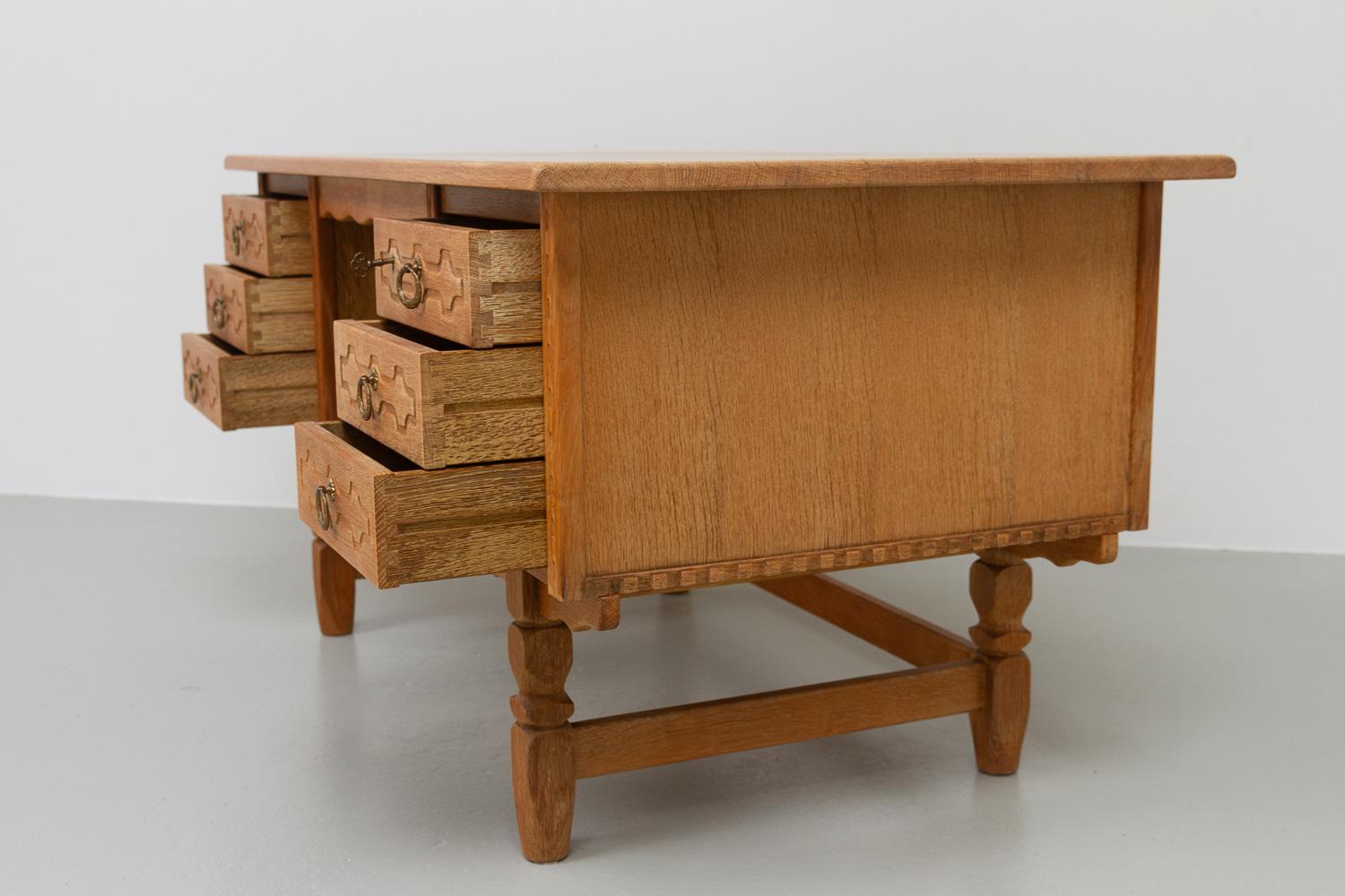 Mid-Century Danish Freestanding Desk in Oak, 1960s. 10
