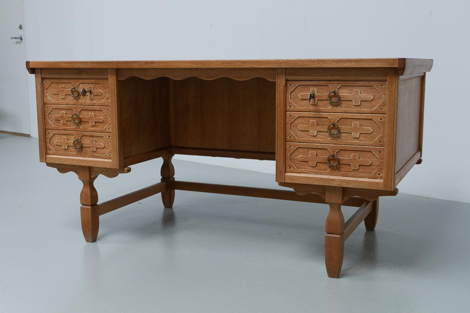 Mid-Century Danish Freestanding Oak Desk attributed to Henning Kjærnulf, 1960s.
Stylish and elegant writing desk in solid and veneered Nordic white oak attributed to Danish architect Henning Kjærnulf. Scandinavian Mid-century modern design with
