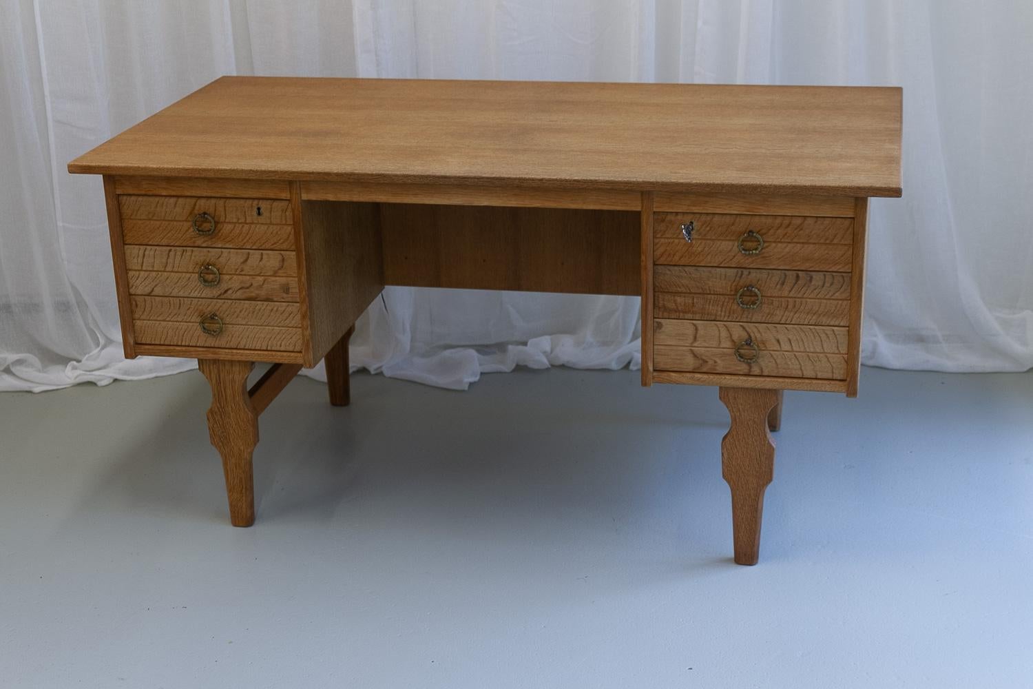 Mid-Century Danish Freestanding Oak Desk attributed to Henning Kjærnulf, 1960s.

Stylish and elegant writing desk in solid and veneered Nordic white oak attributed to Danish architect Henning Kjærnulf. Scandinavian Mid-century modern design with
