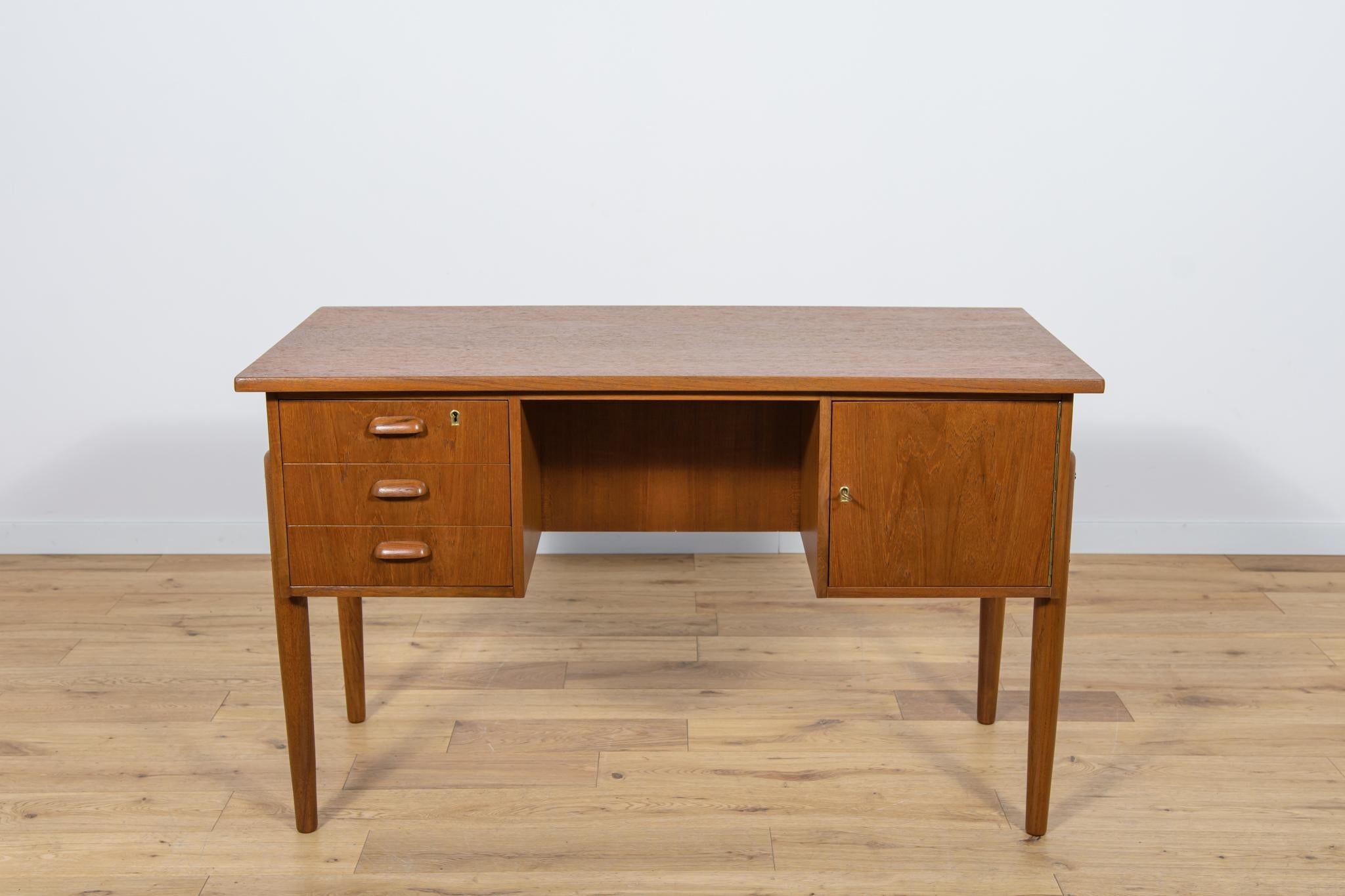 Dänischer freistehender Teakholz-Schreibtisch, 1960er Jahre (Moderne der Mitte des Jahrhunderts) im Angebot