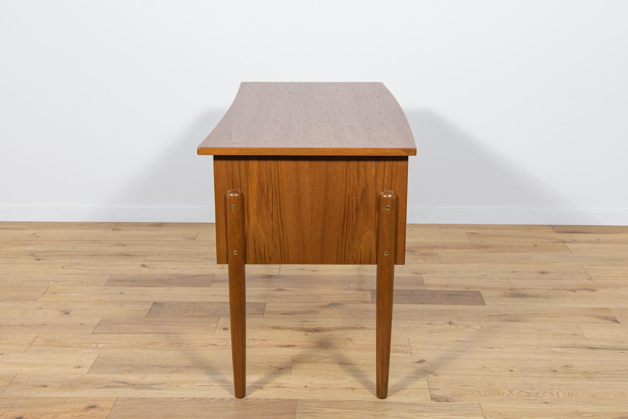 Mid-Century Danish Freestanding Teak Desk, 1960s In Excellent Condition For Sale In GNIEZNO, 30
