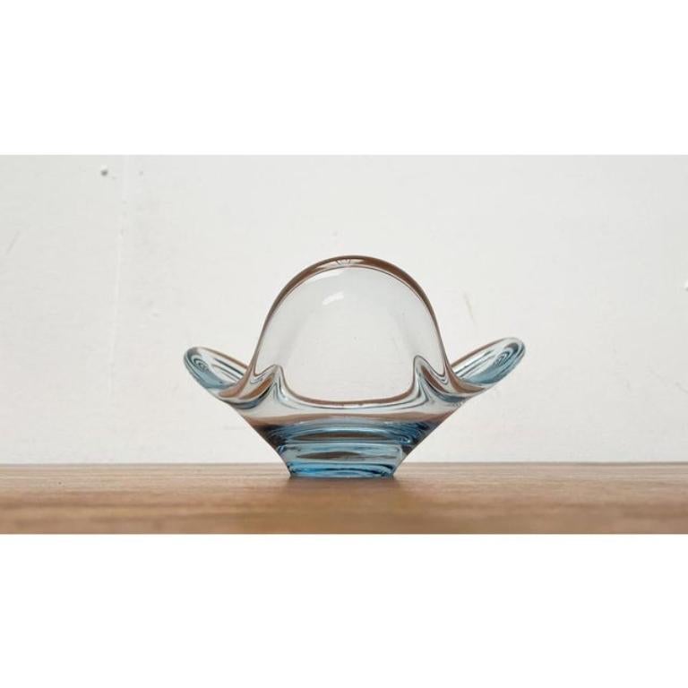 Bol en verre danois du milieu du siècle par Per Lütken pour Holmegaard, années 1960, en très bon état. Conçue de 1960 à 1969 Cette pièce porte une marque d'attribution.

Informations complémentaires :
Matériaux : Verre
Couleur : Bleu
Styles :