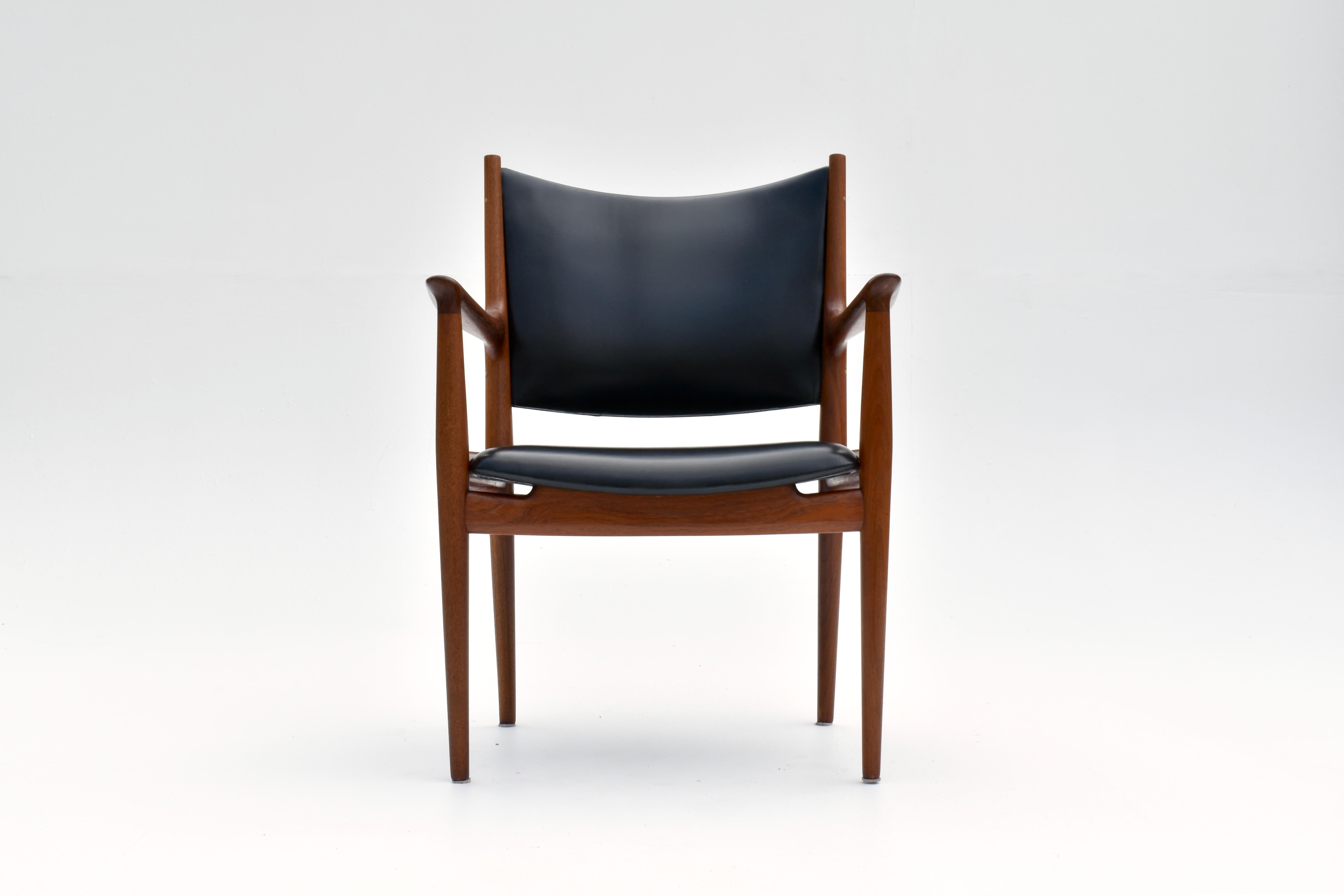 Una bellissima poltrona o sedia da scrivania disegnata dal maestro del Modernismo danese Hans Wegner.

Realizzato in Teak massiccio con rivestimento in pelle nera. Linee, falegnameria e artigianato superlativi, come ci si aspetta da una produzione