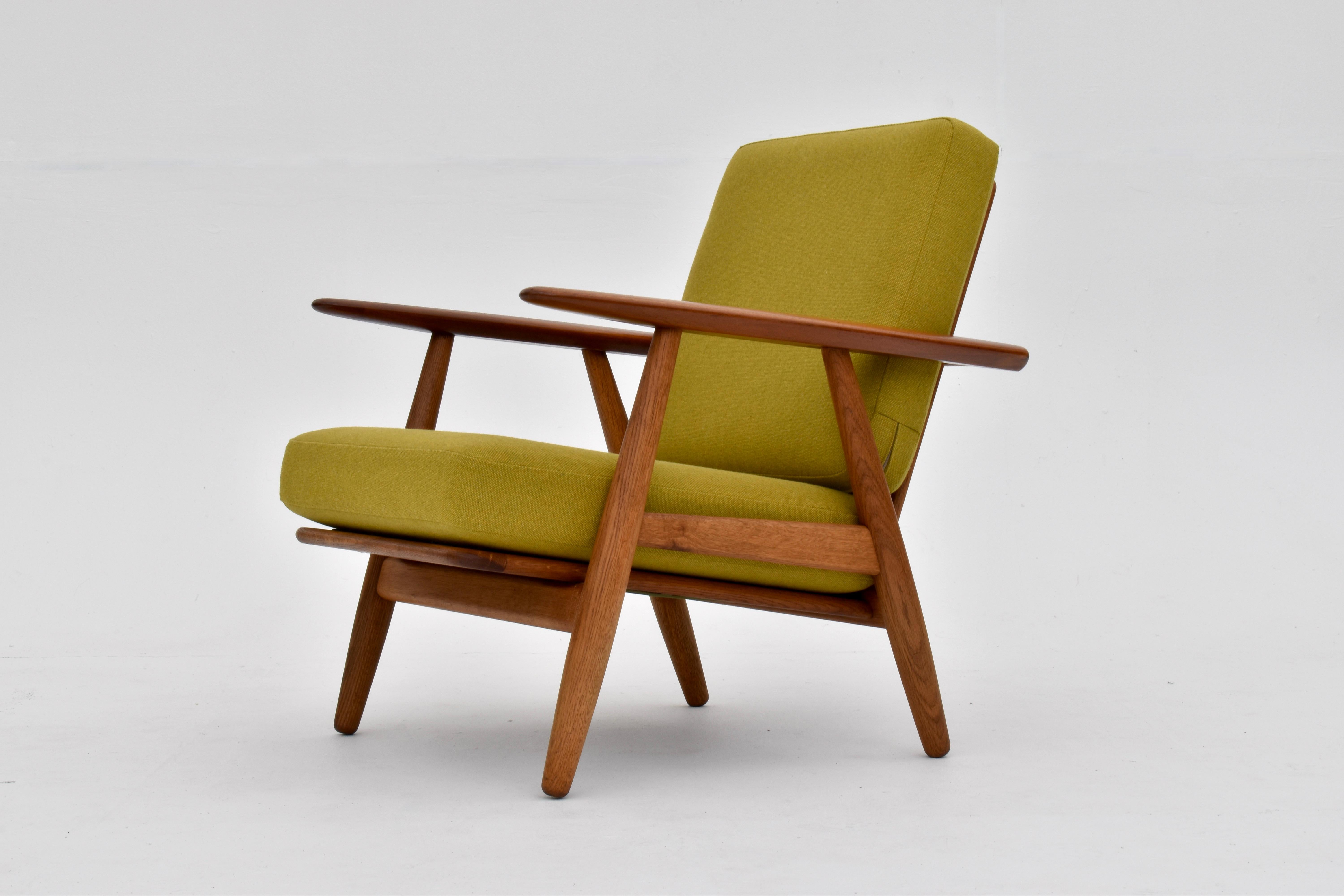 Design classico del 1954 del maestro del Modernismo Danese, Hans Wegner.

Struttura in Oak massiccio con braccioli in Teak a contrasto. I nuovi cuscini in schiuma sono rivestiti in lana tweed di alta qualità, molto simile ai tessuti originariamente
