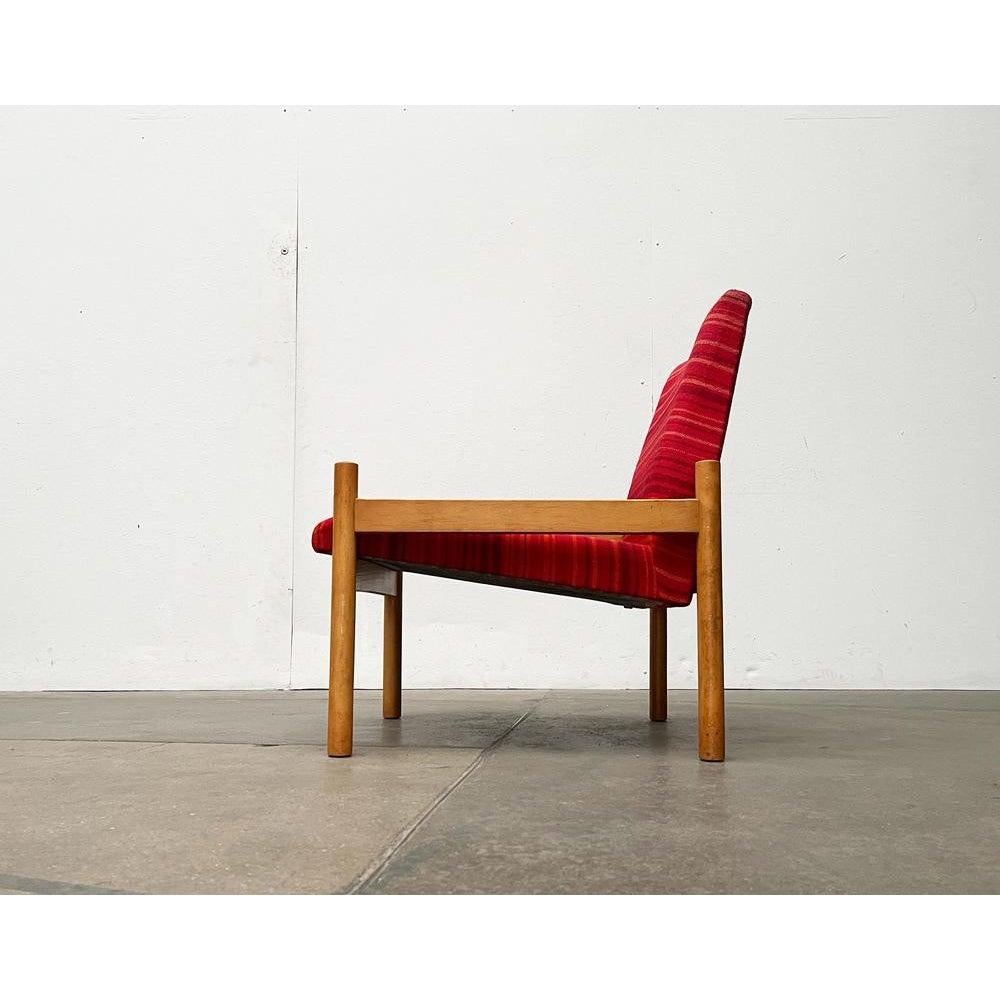 Kleiner Sessel dänischer Herkunft mit verstellbarer Sitzhöhe.

Der Sessel besteht aus zwei Elementen, dem Gestell und der eingesetzten Sitzschale. Die Sitzschale ist rundum mit einem gestreiften Stoff bezogen. Der Rahmen ist aus Massivholz