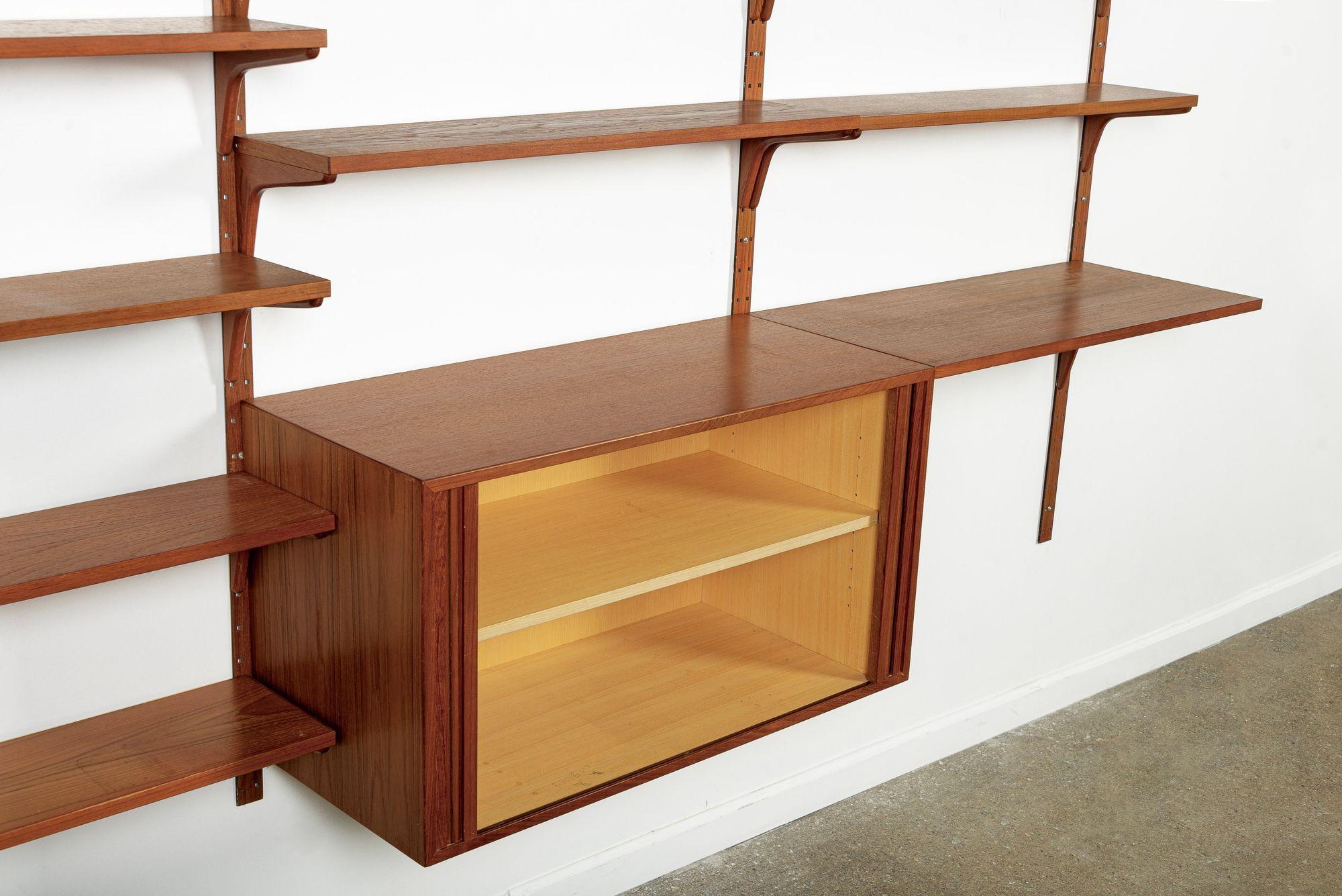 Mid Century Danish HG Teak Wood Modular Wall Unit Shelving & Bookcase In Good Condition For Sale In Detroit, MI